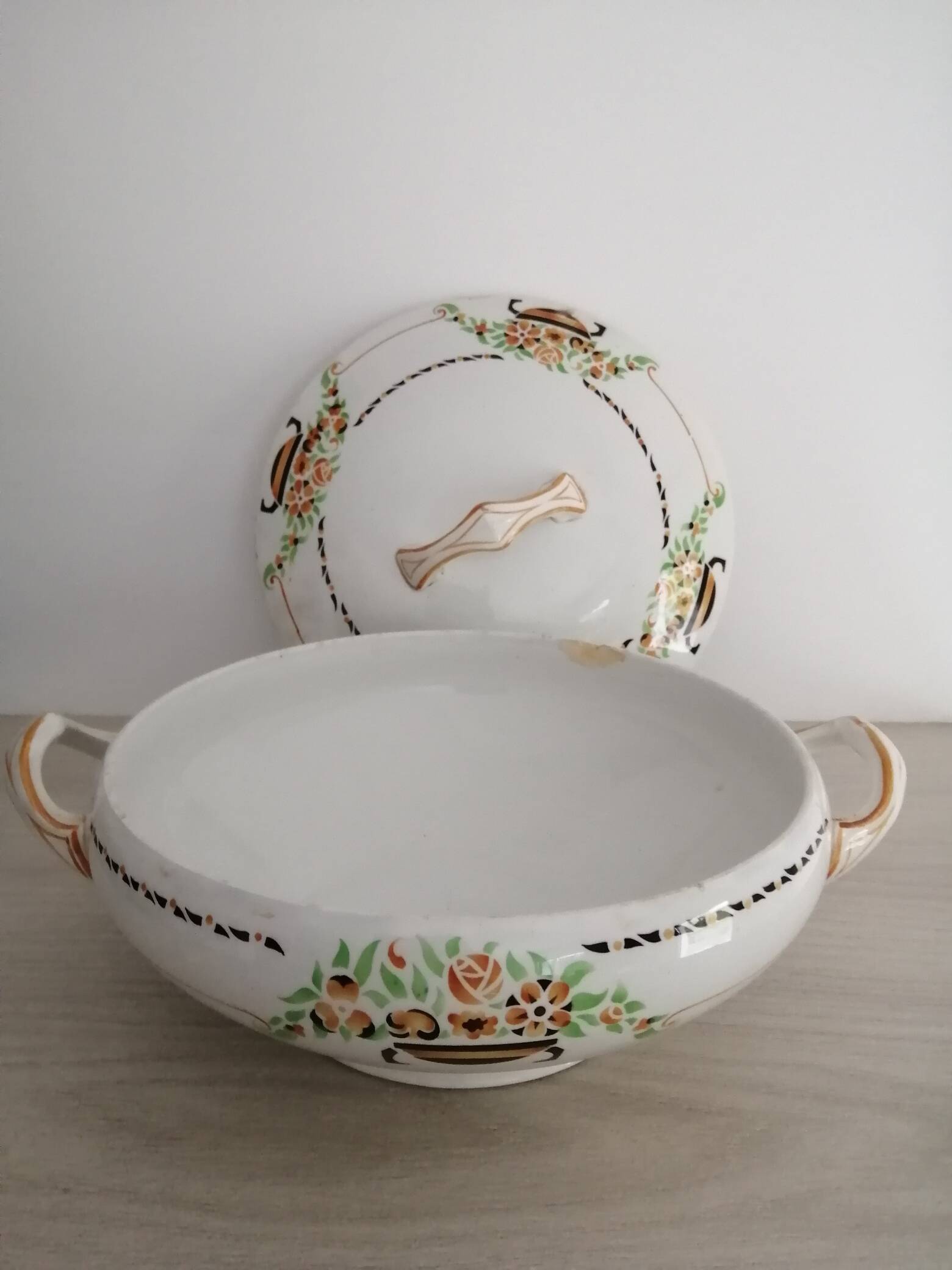 Soup tureen