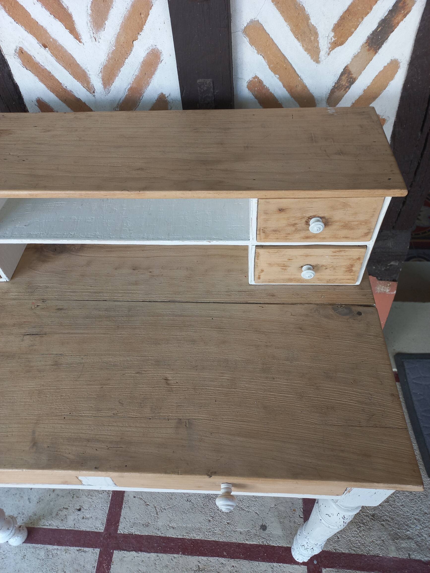 Bureau à tiroirs patiné blanc