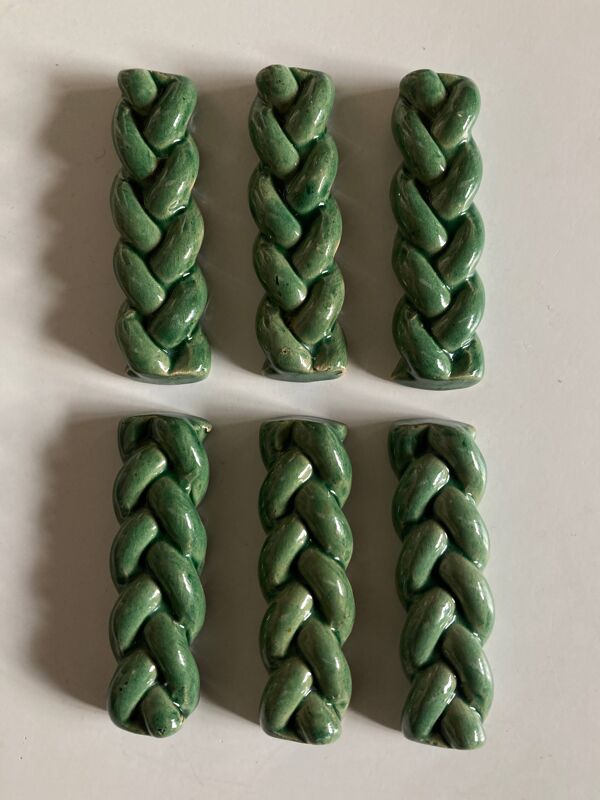 Set de 6 porte-couteaux en terre vernissée tressée verte