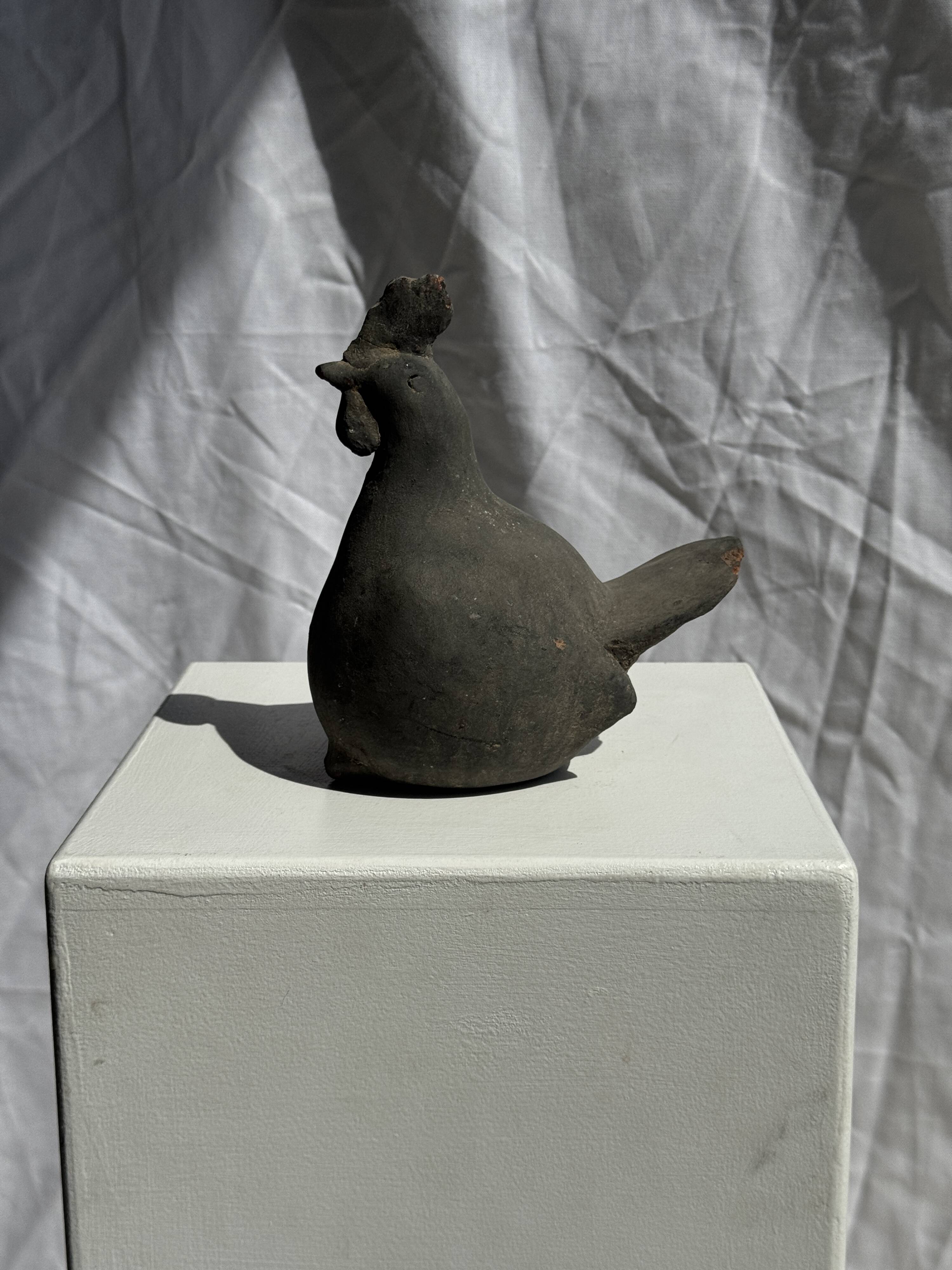Petite poule en terre cuite, travail artisanal indonésien ancien H18
