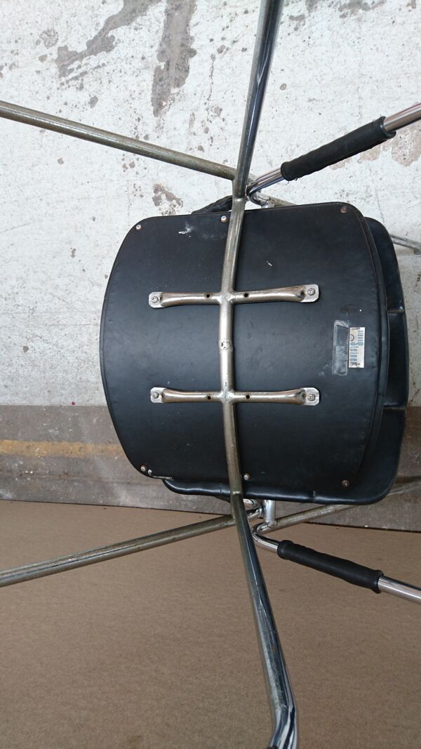 Chaises ''rugby'' par Gilbert Steiner