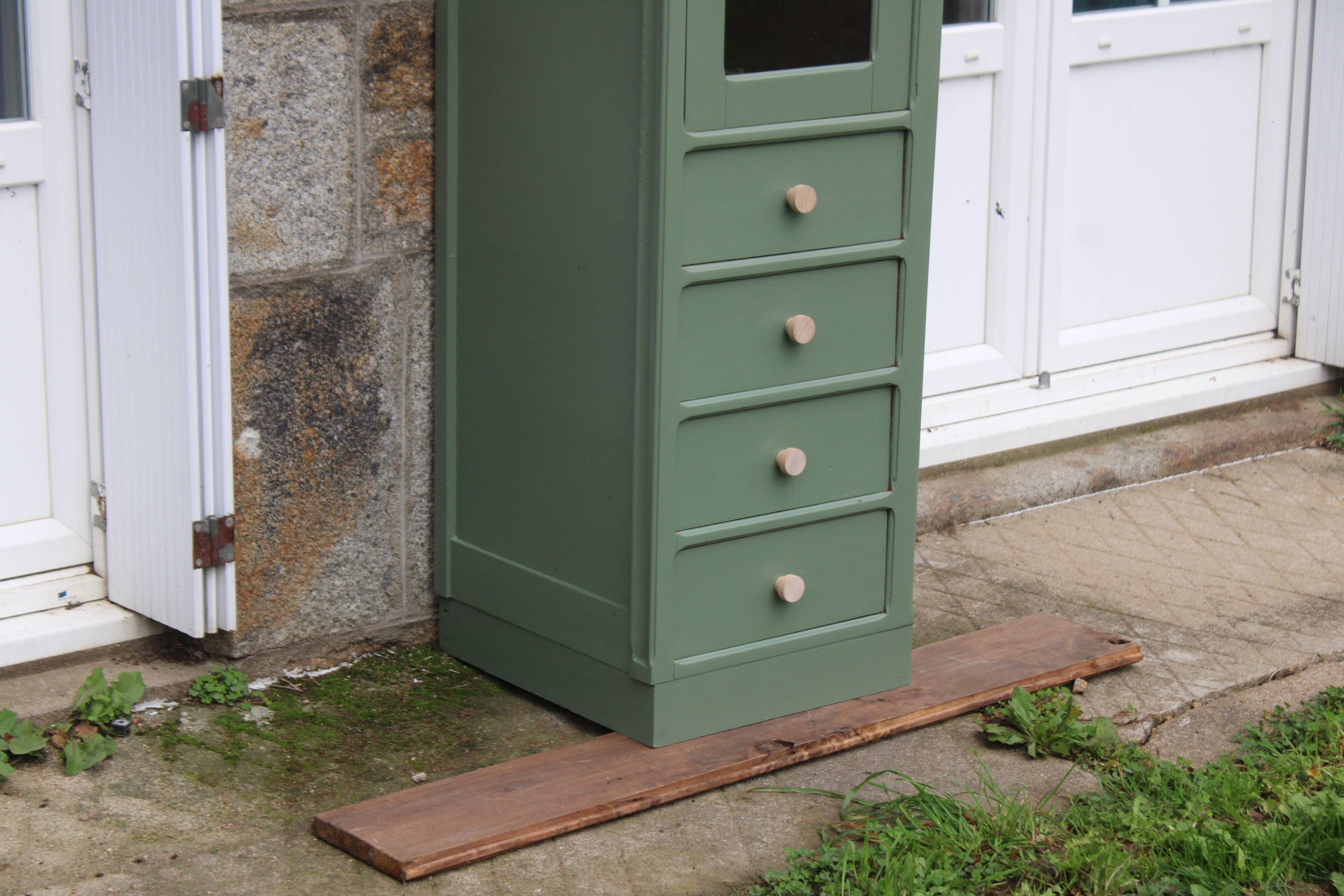 Vitrine haute vintage peinte en vert, rénovée