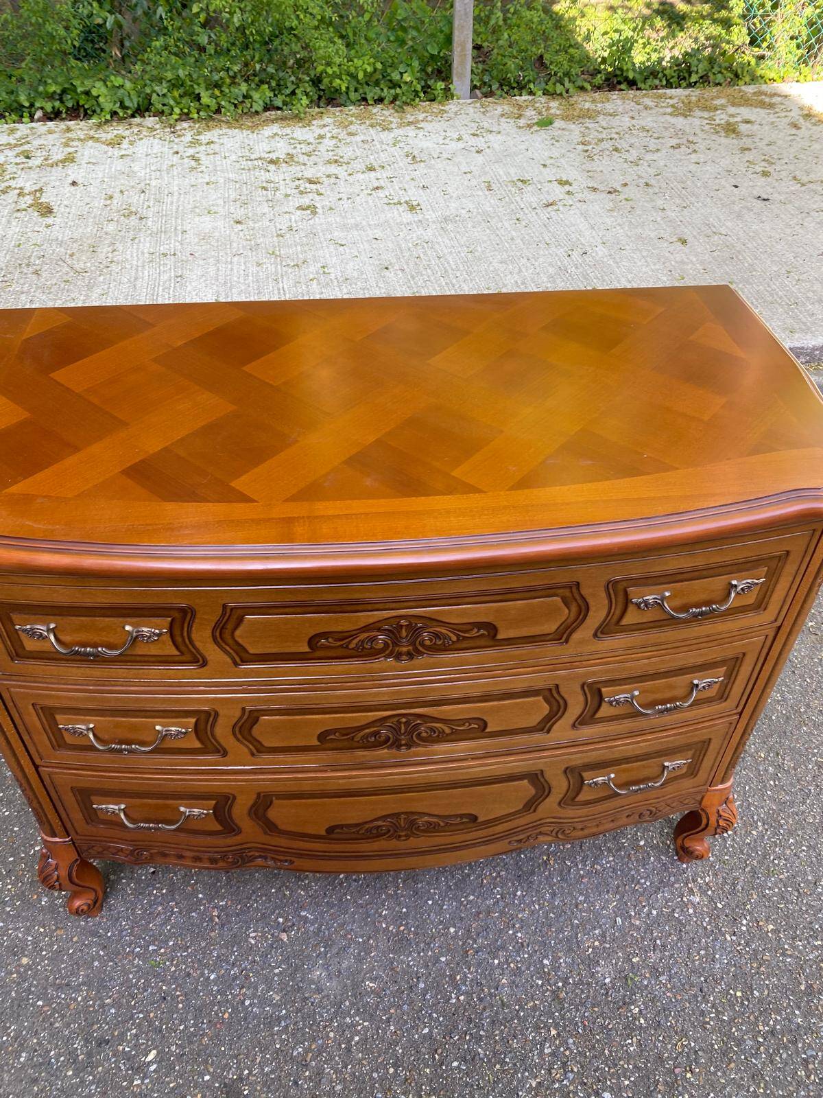 Curved bow commode Louis XV in solid wood and marquetry from the 1960s of the 20th century.