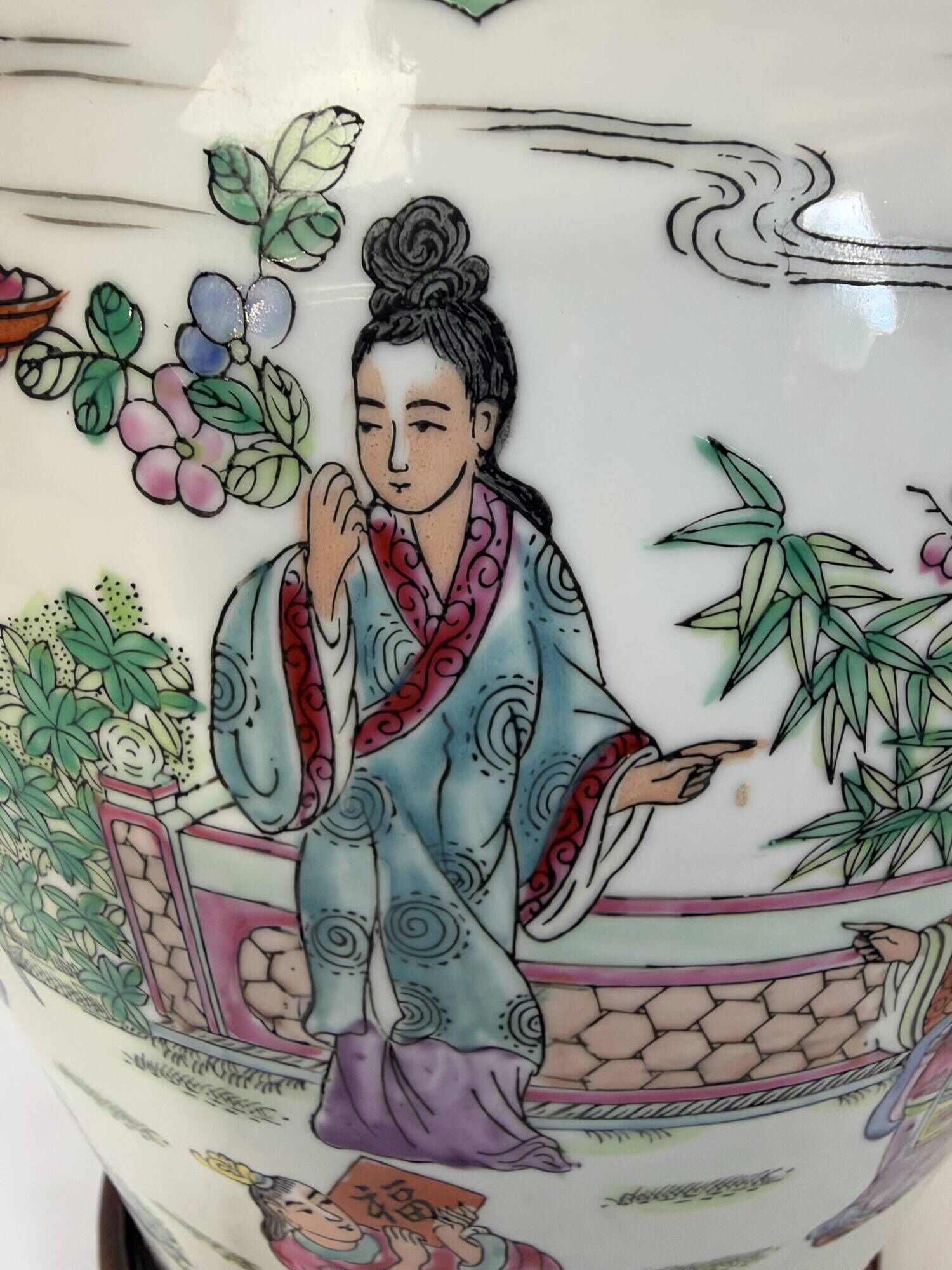 Large polychrome Chinese porcelain lamp on a wooden base – 63 cm