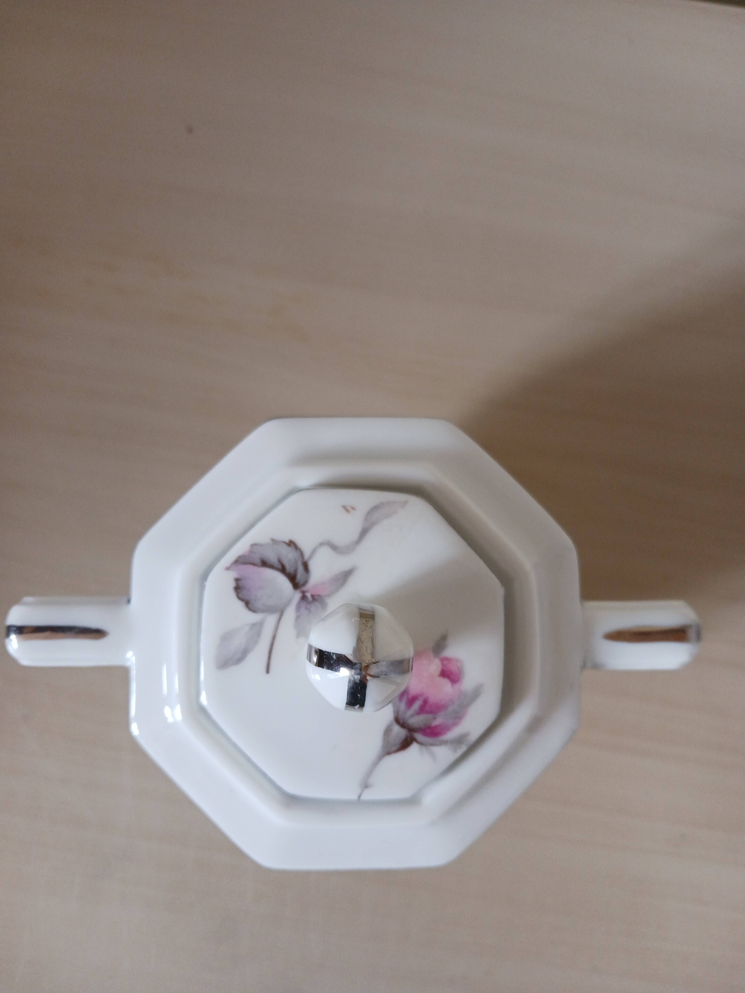 Sucrier en porcelaine de Limoges .