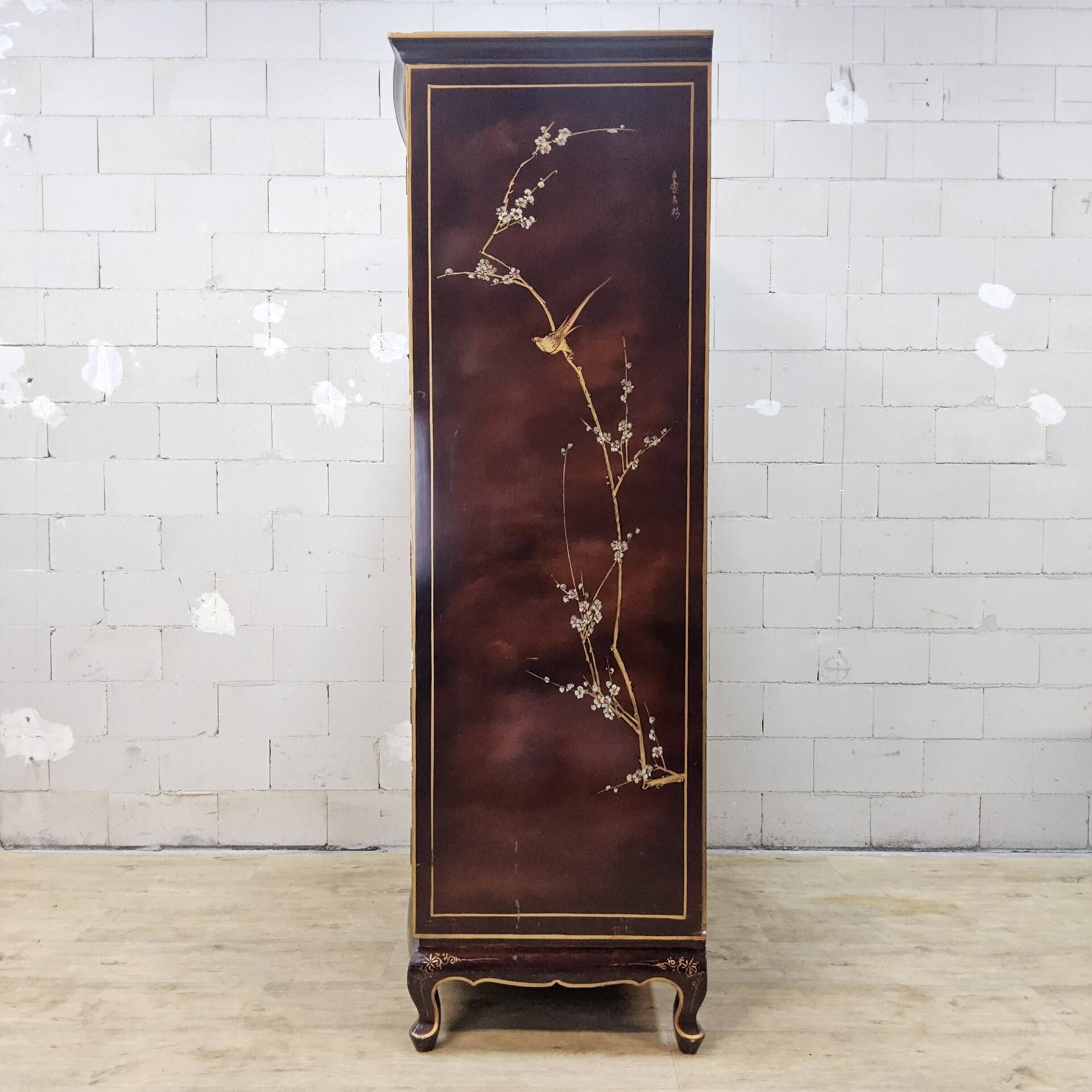 Cabinet chinois vintage avec feuille d'or, fleurs et oiseaux / bohème