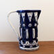 Pichet en céramique bleu et blanc de Keskar