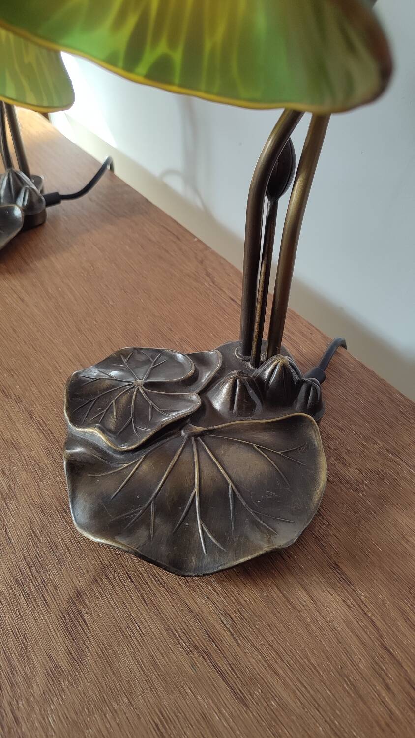 Deux lampes nénuphar en laiton et verre