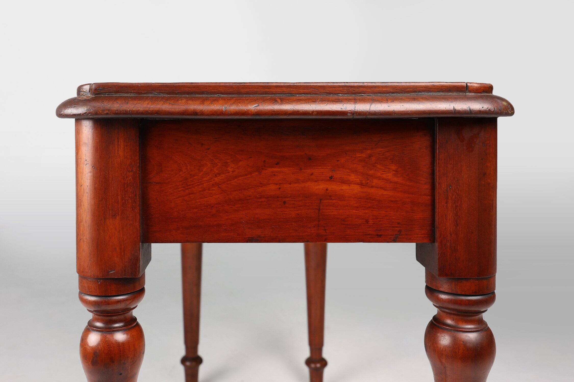 Table d'appoint anglaise élégante du milieu du 19e siècle en bois massif