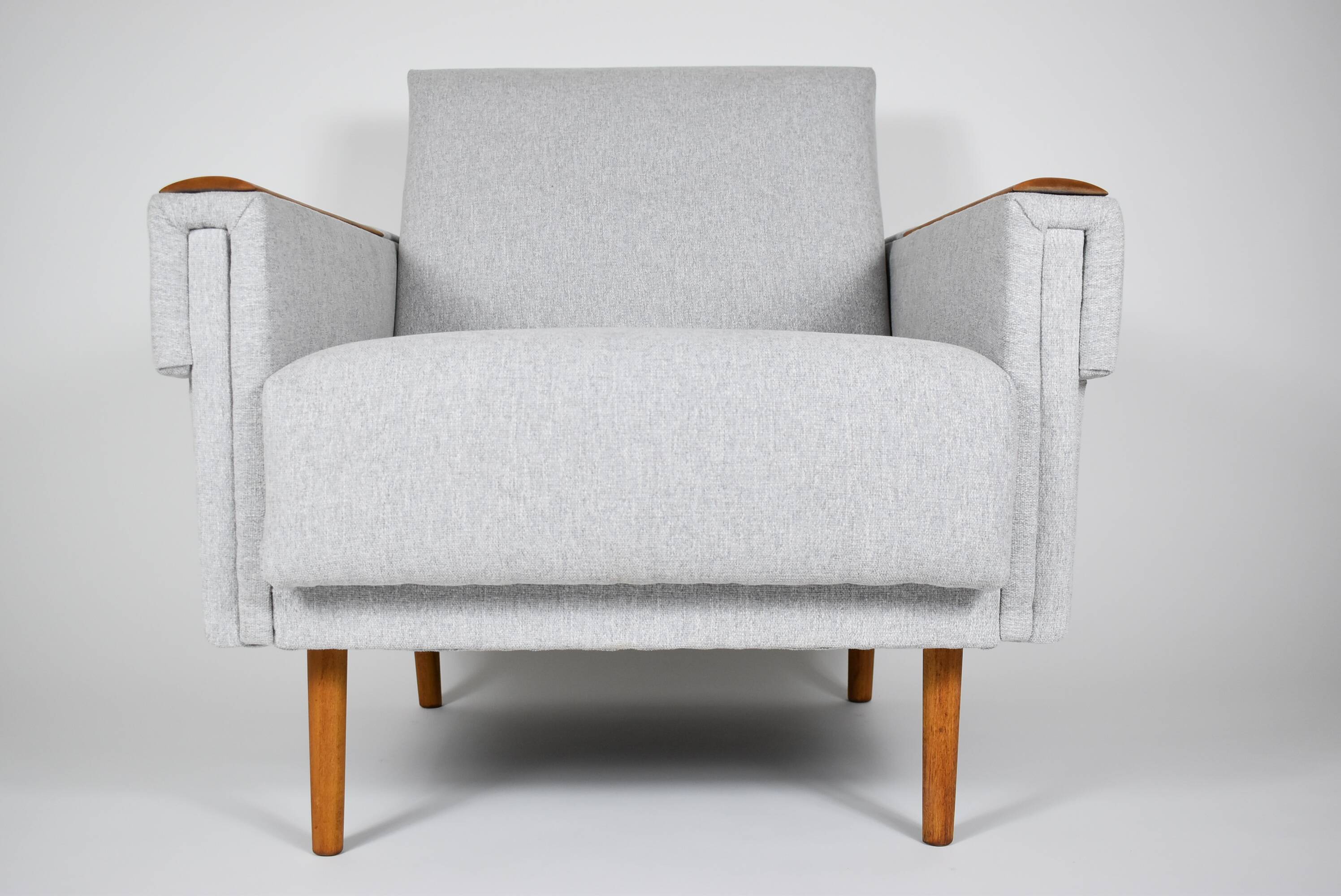 Fauteuil moderne du milieu du siècle, restauré, 1960, tissu gris clair