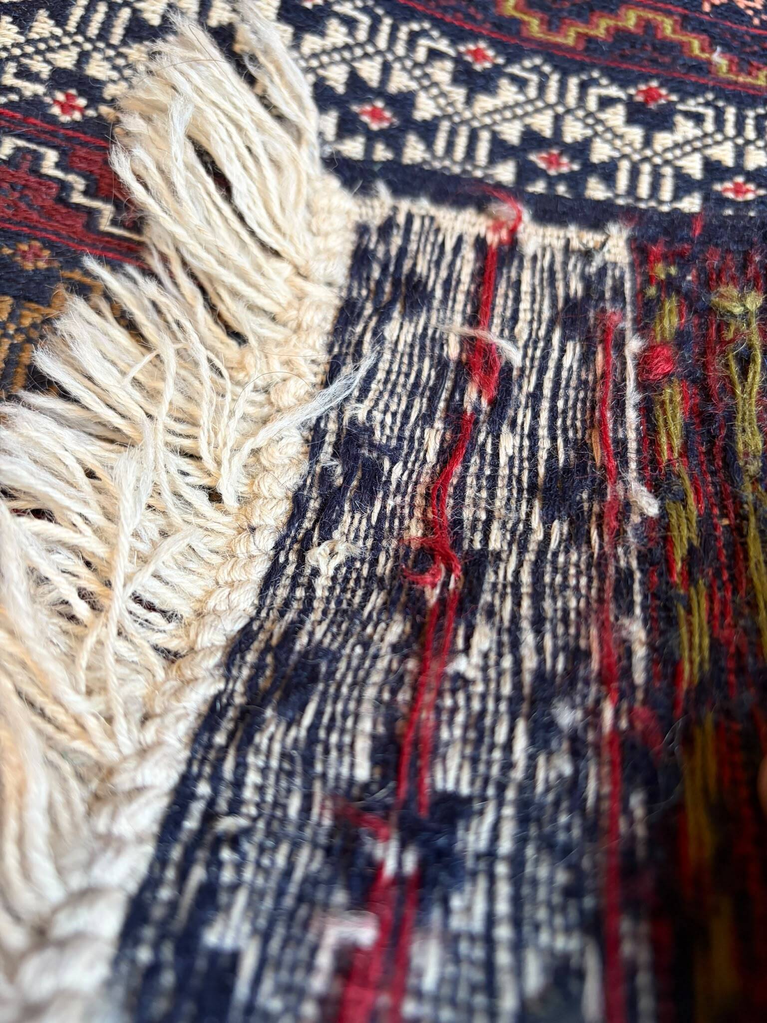 Tapis afghan artisanal réalisé à l’aiguille – 175 × 135cm