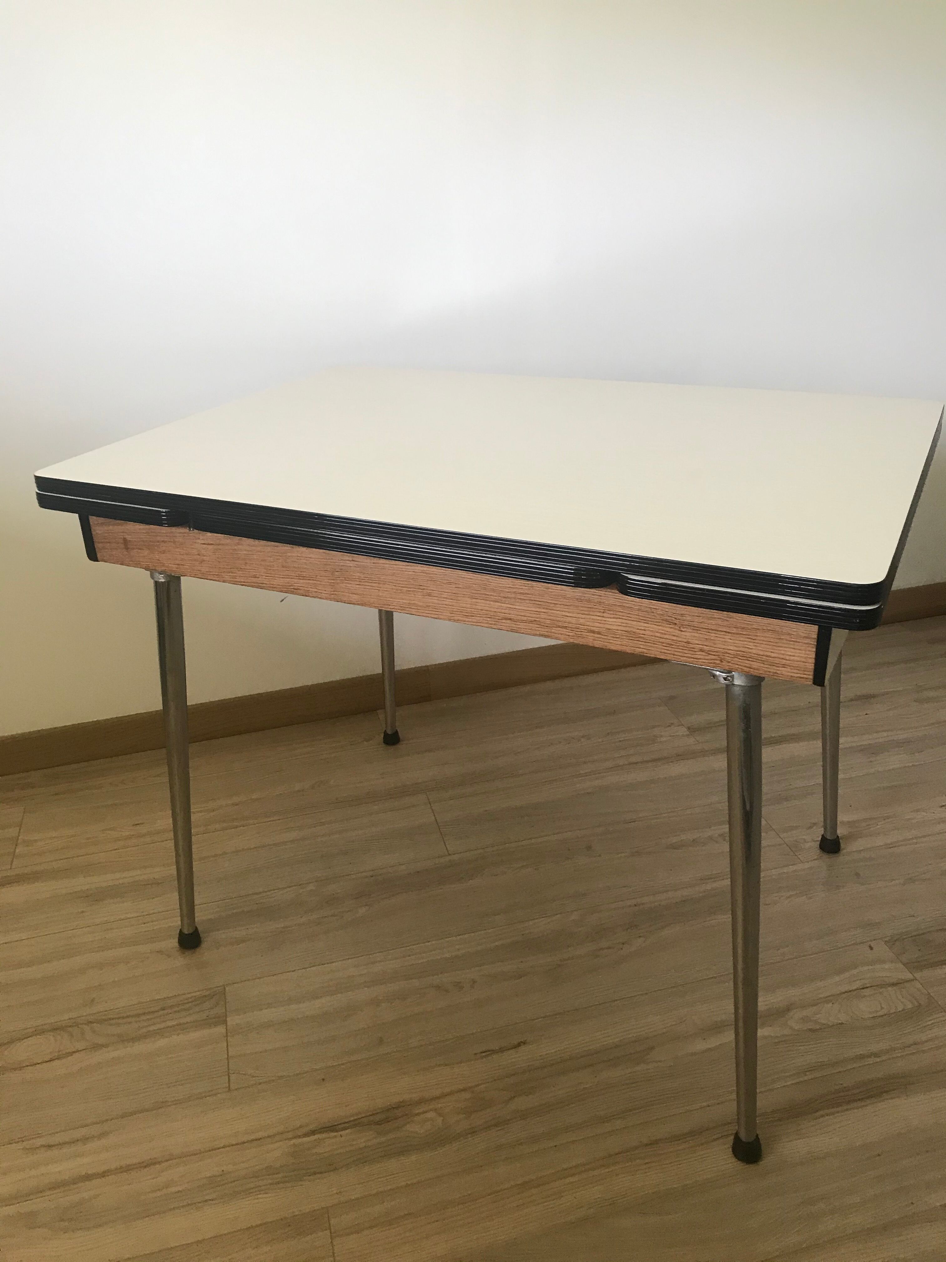 Table and its 3 Formica chairs