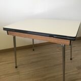 Table and its 3 Formica chairs