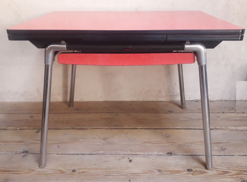 Table manufactured by Lafa formica extendable