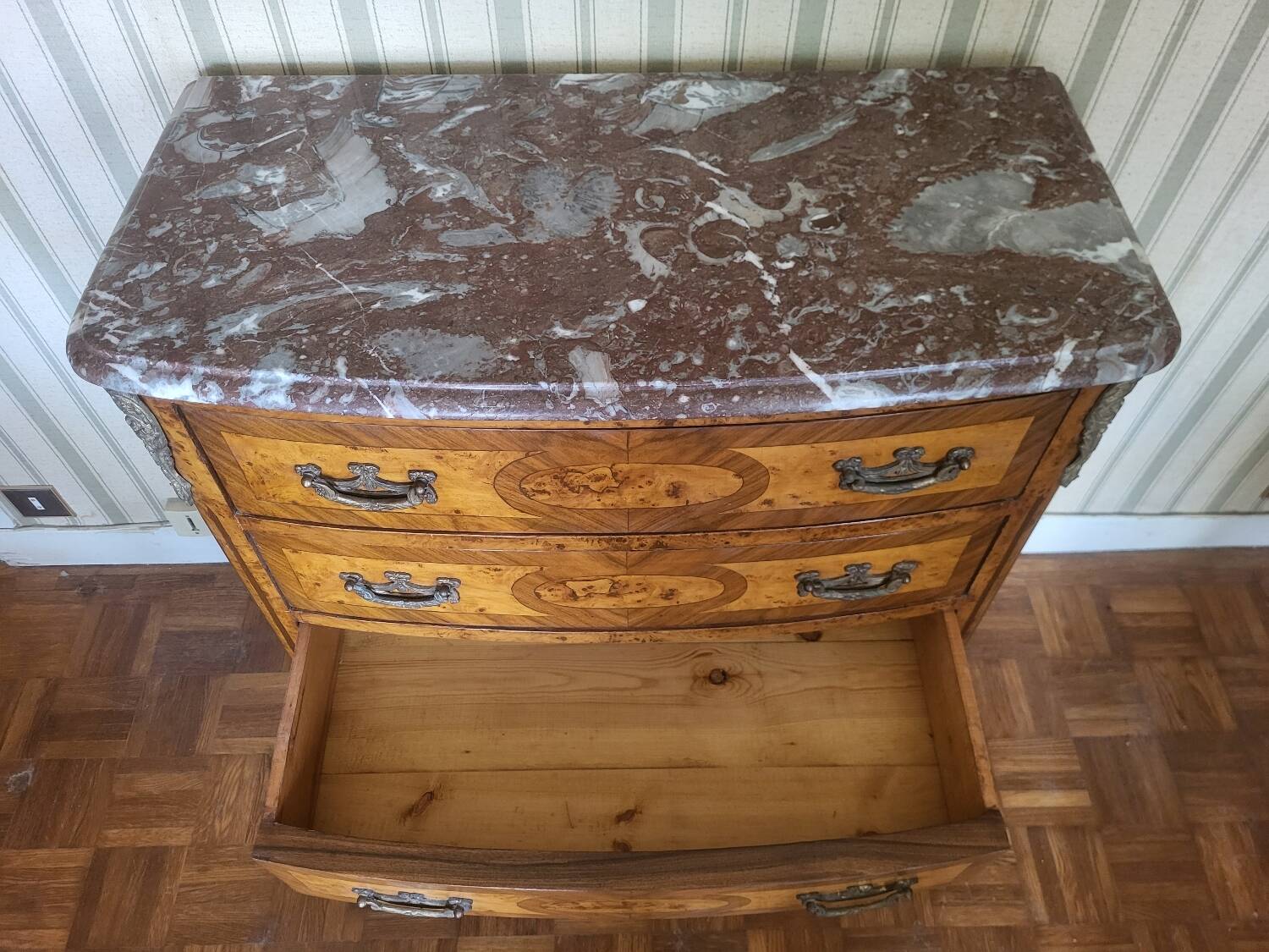 Chest of drawers with 4 drawers in Louis XV style