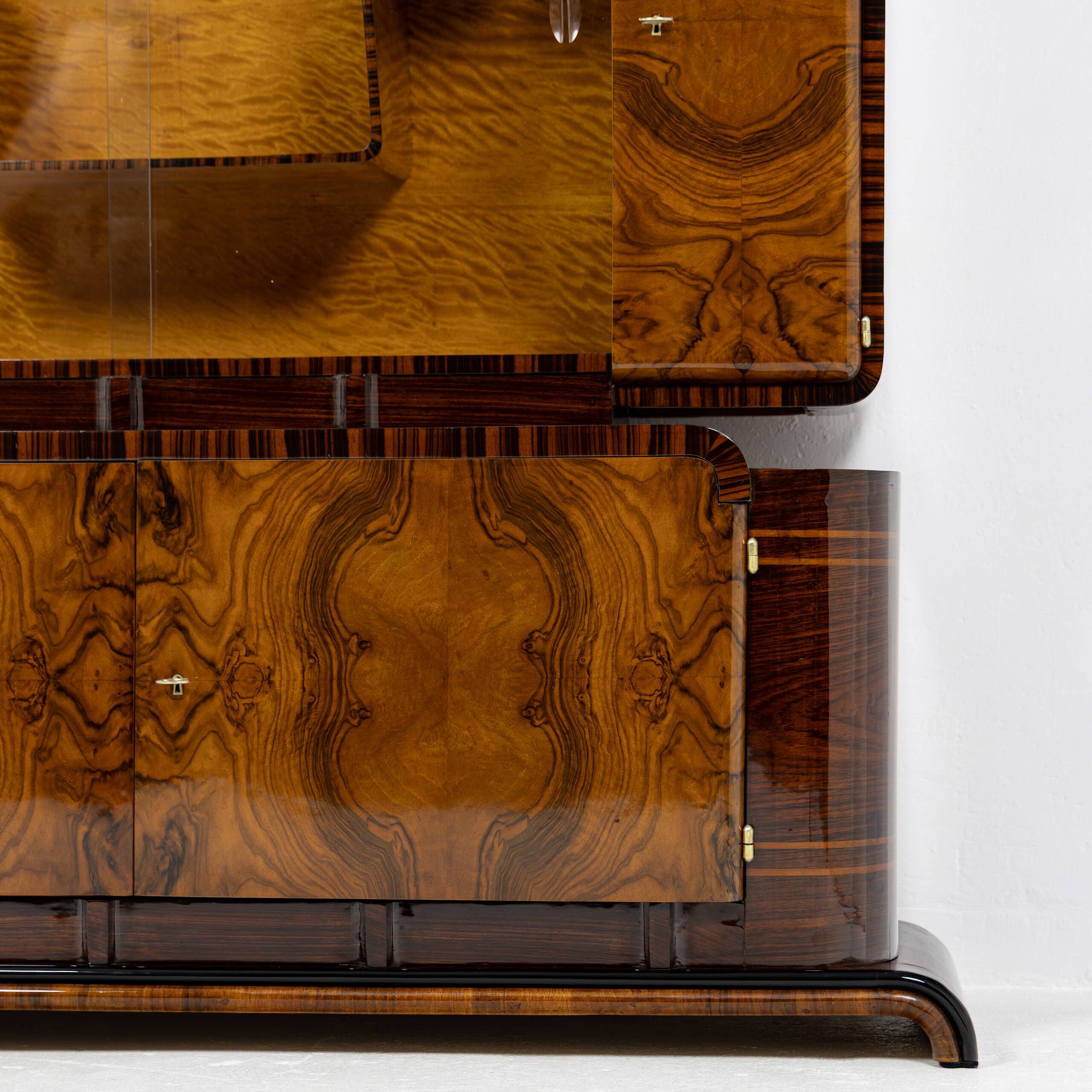 Buffet vitré asymétrique Art Déco en noyer et palissandre - 1925-1939