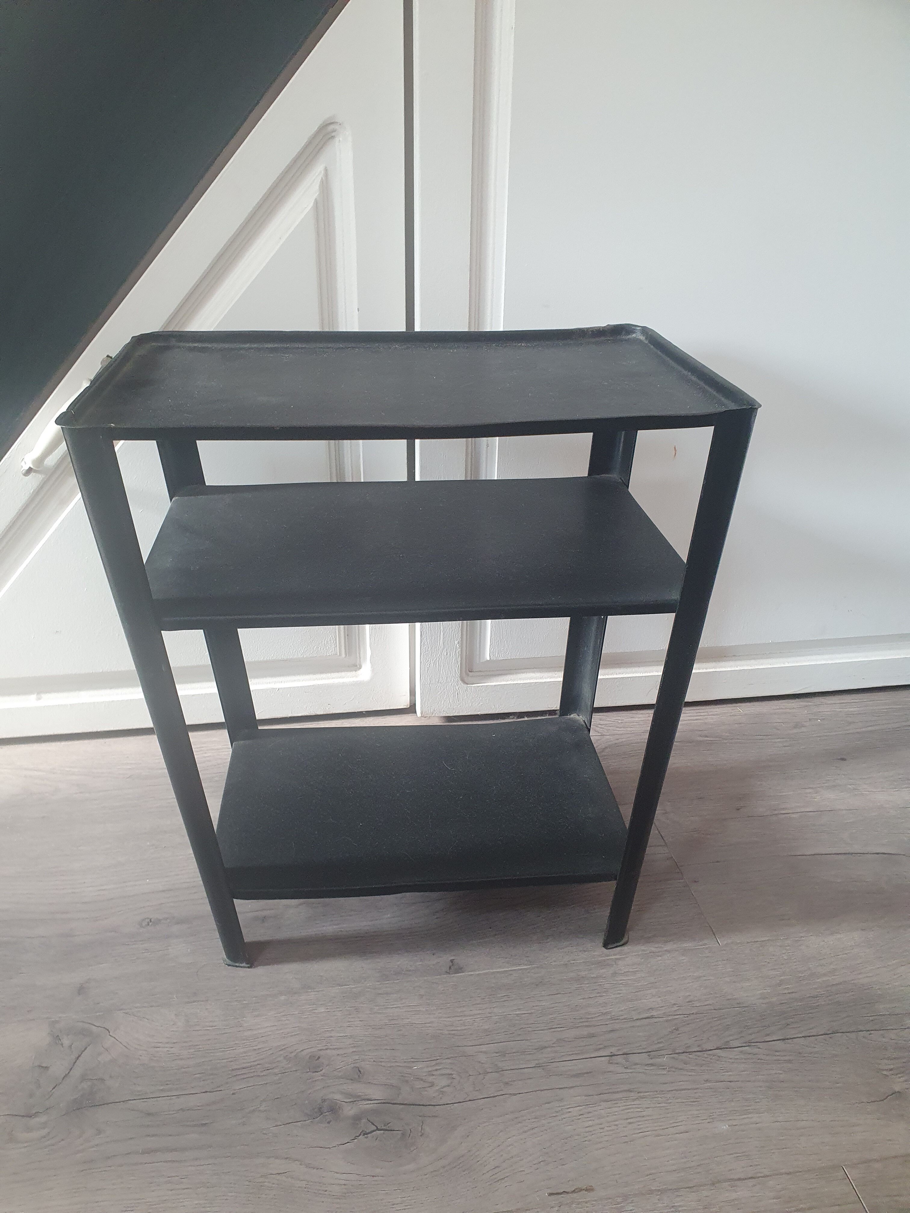 Serving table