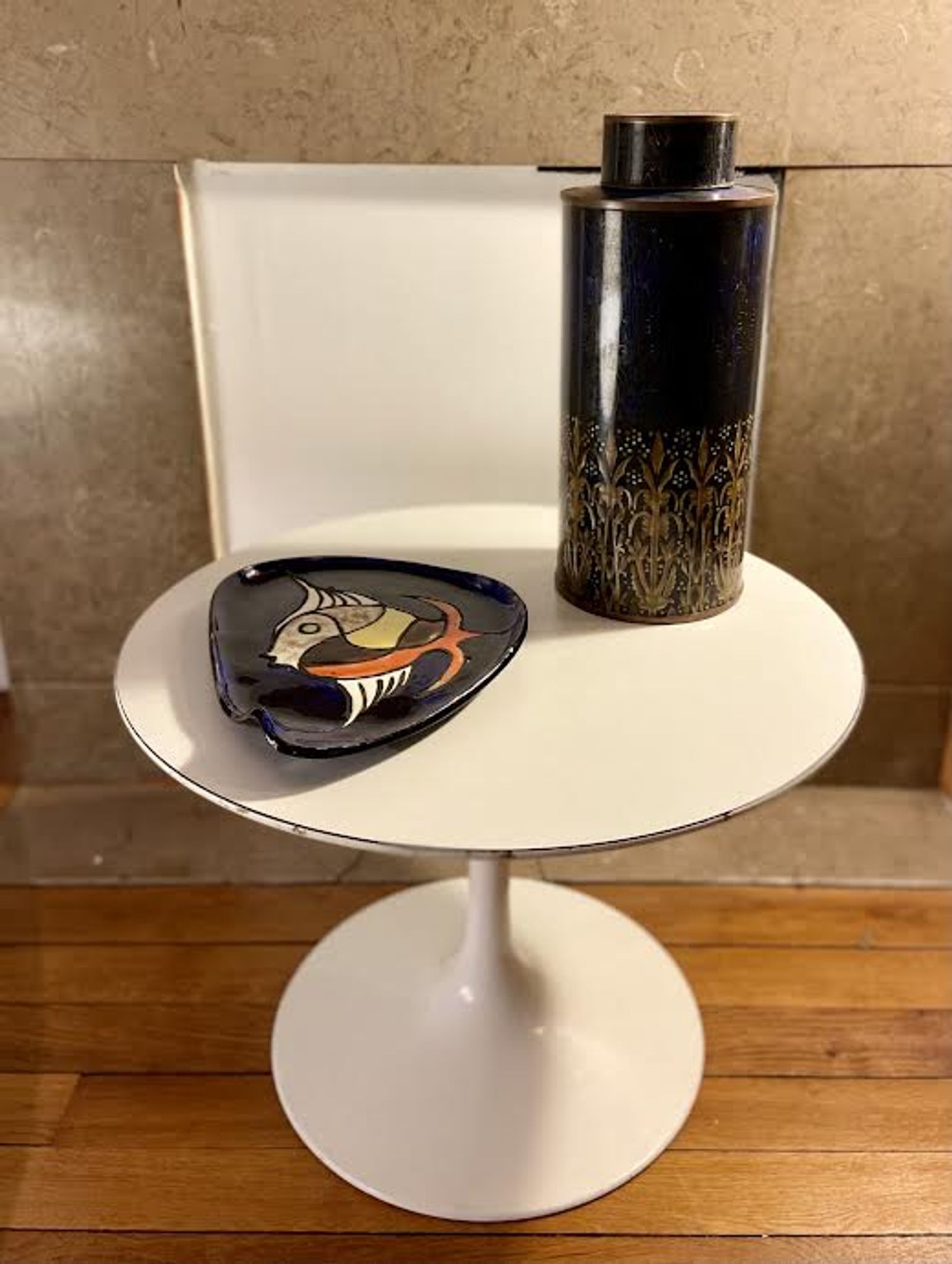 Circular sofa end on white metal leg. XXth work.