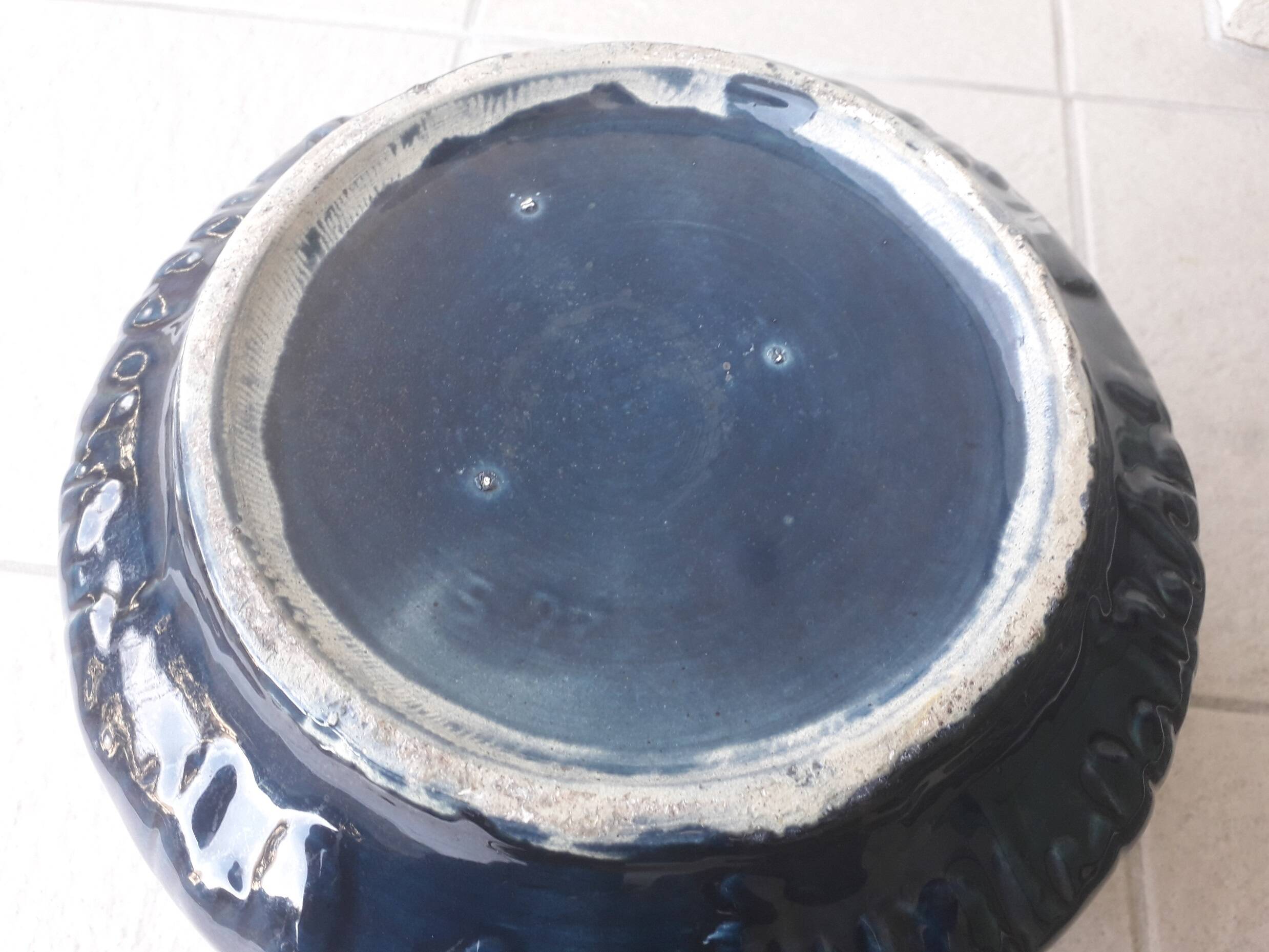 Earthenware cache-pot