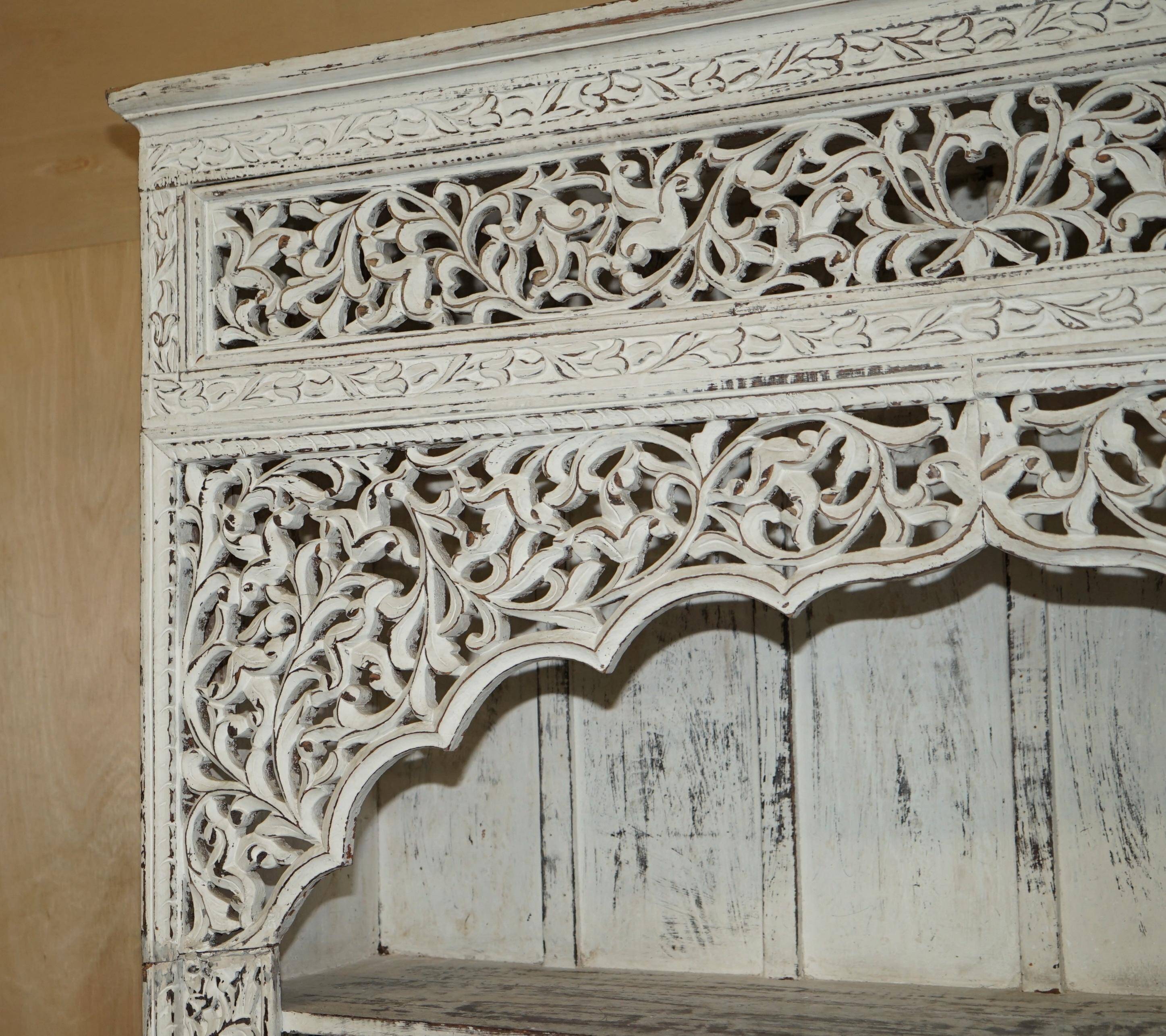 Grande bibliothèque antique anglo-indienne en bois massif sculpté avec peinture d'origine
