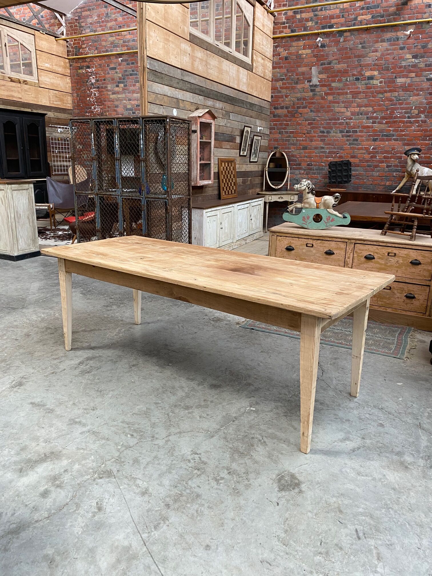 Farmhouse table spindle legs