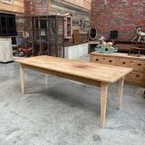 Farmhouse table spindle legs