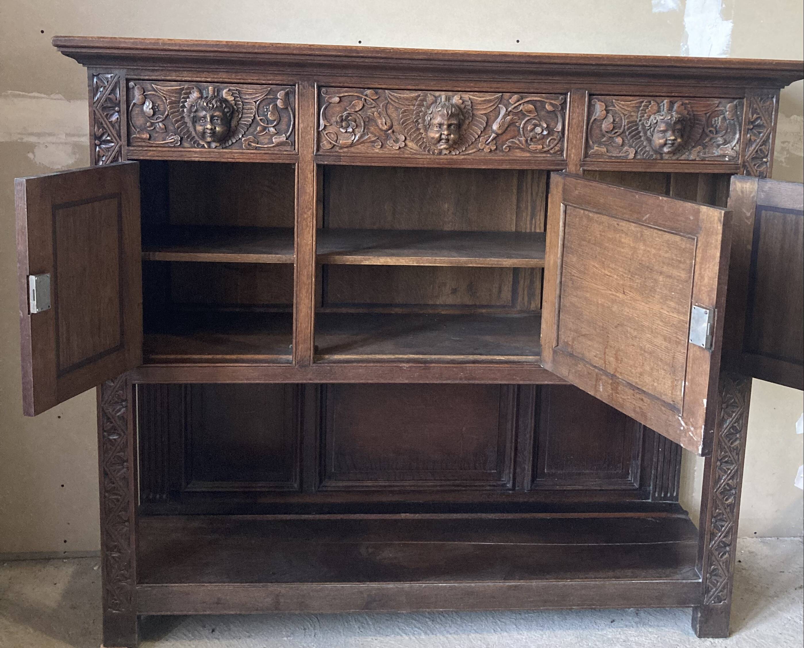 Buffet vaisselier néo-gothique