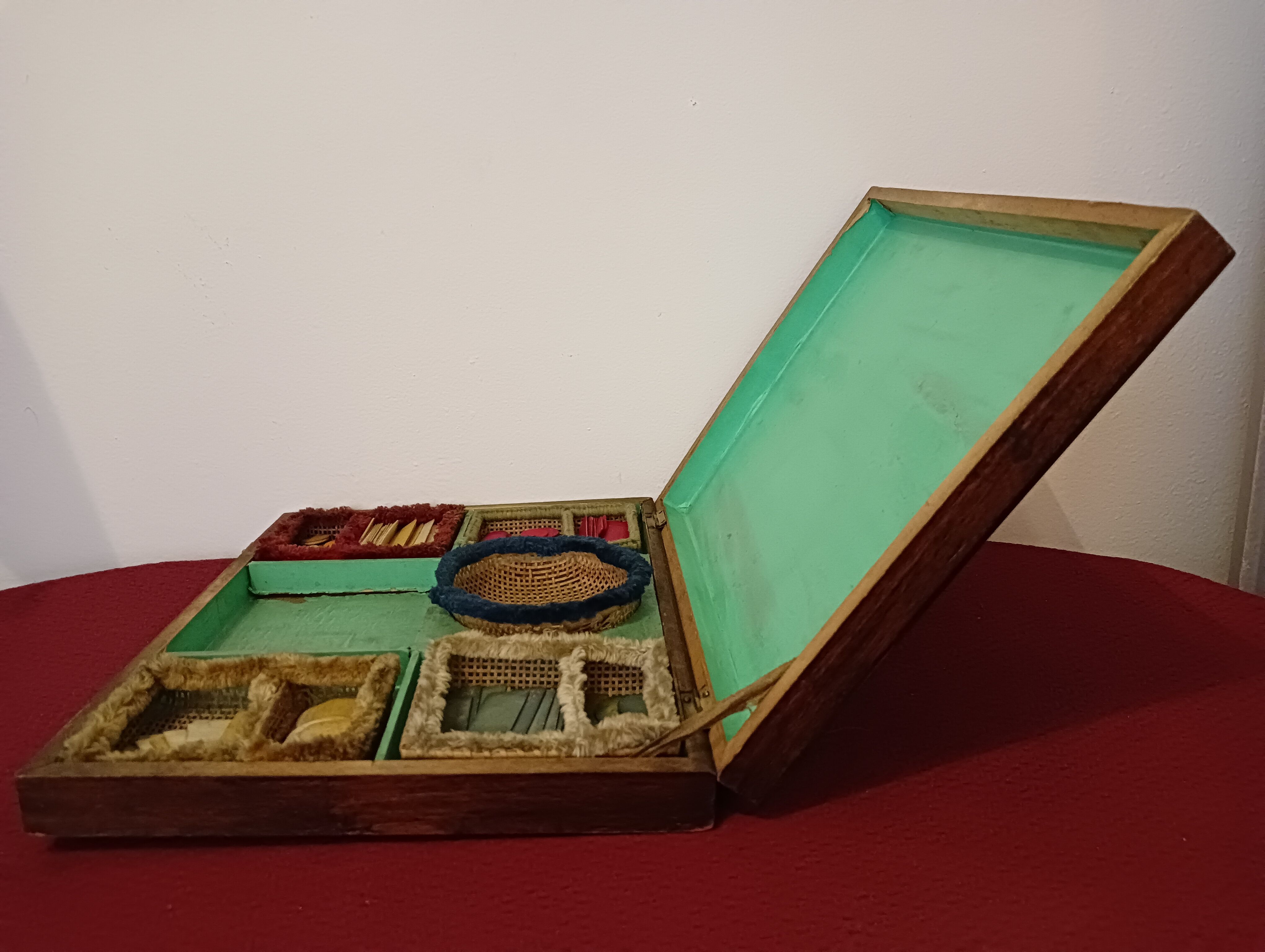 Old mahogany game box with bone tokens, XIXth century