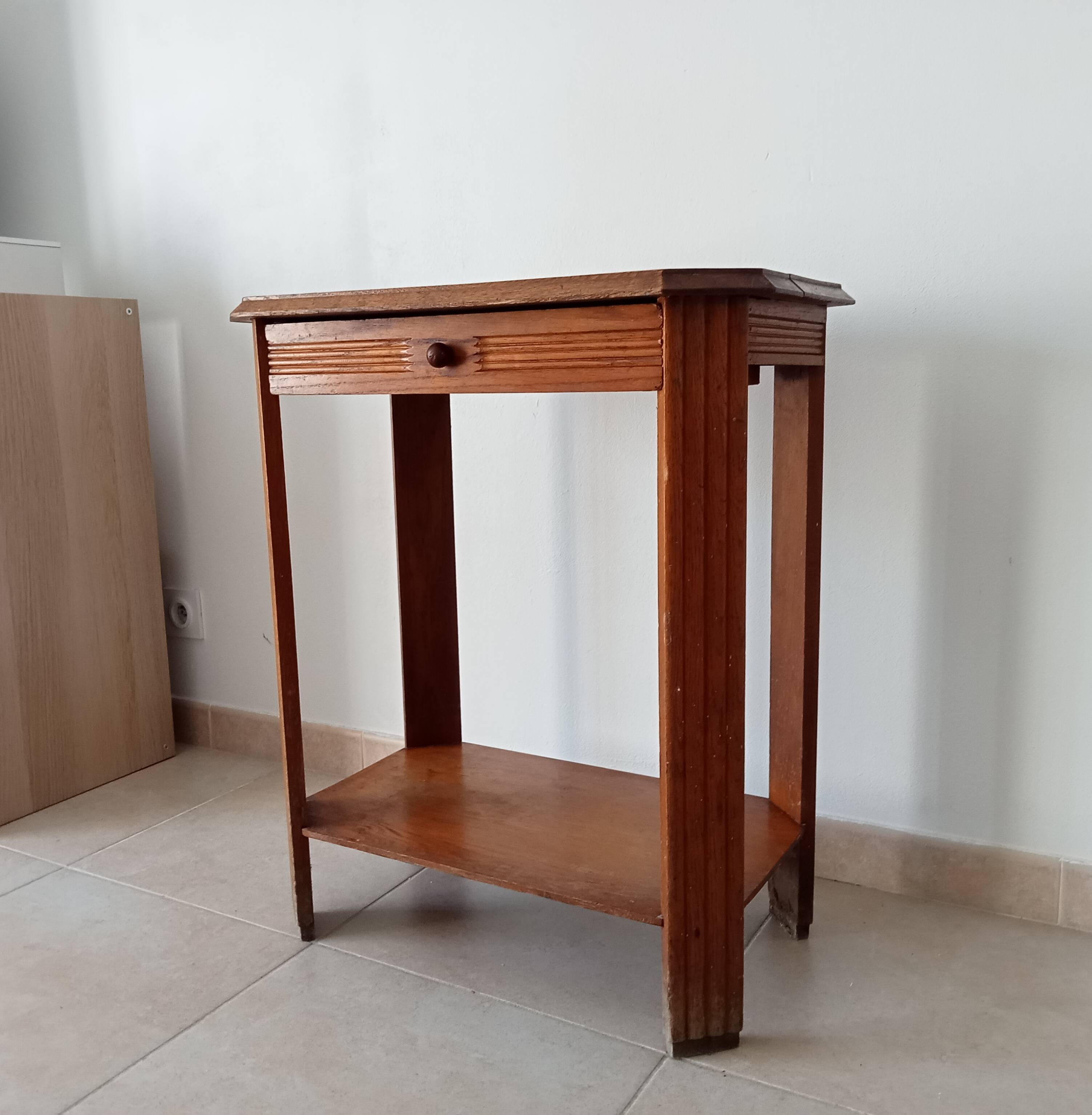 Art Deco side table from the 1940s in solid oak.