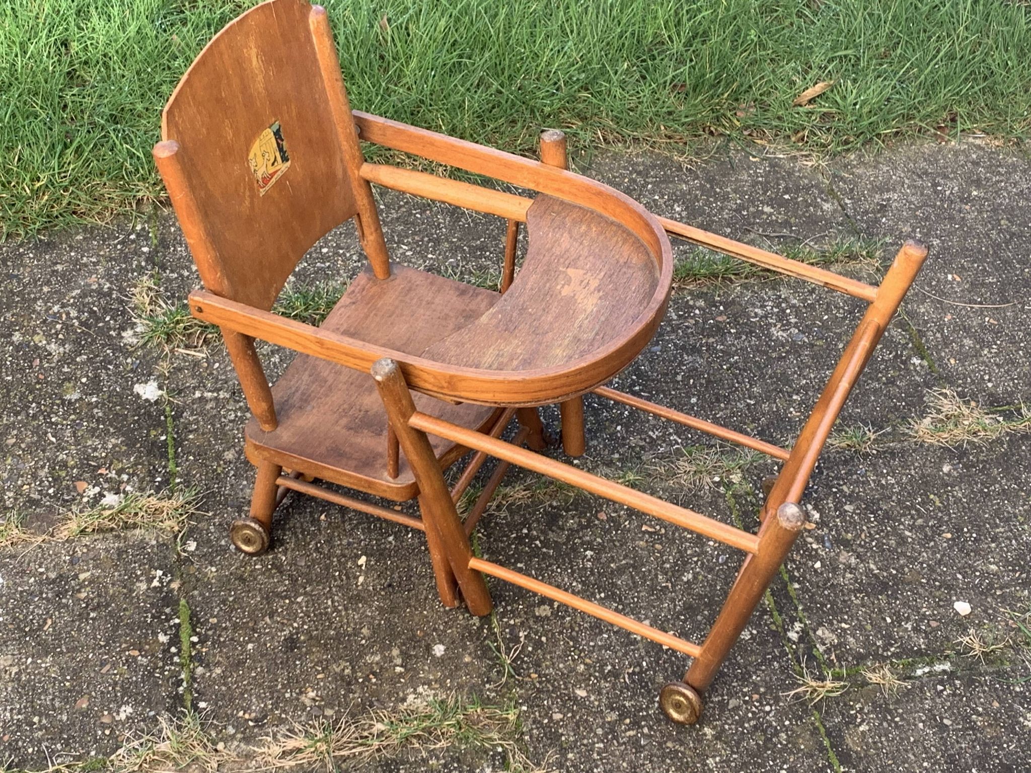 Chaise haute pour poupées en bois vintage