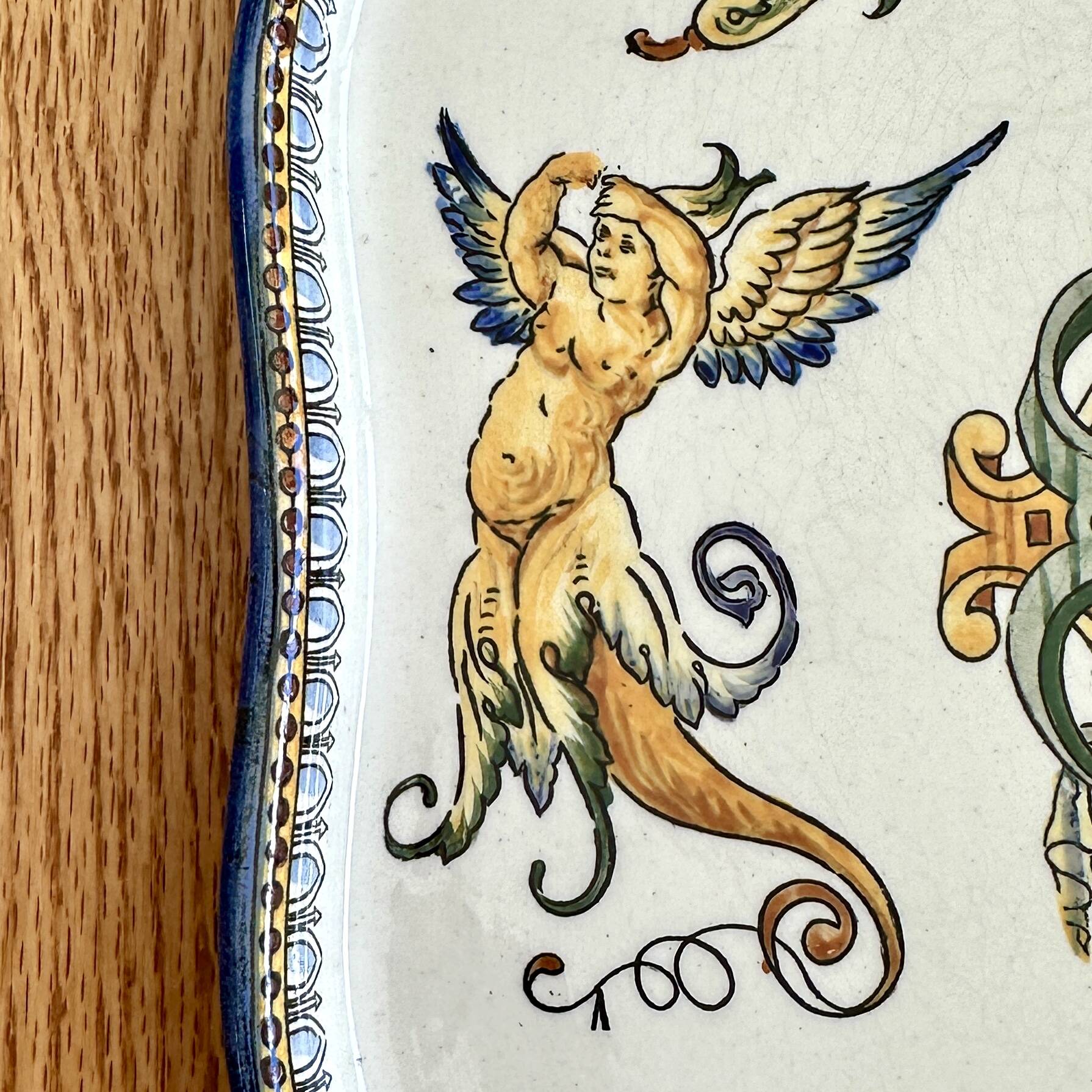 Antique Gien dish - 19th century - Italian Renaissance earthenware - Grotesque and allegorical decoration, 26.5 cm