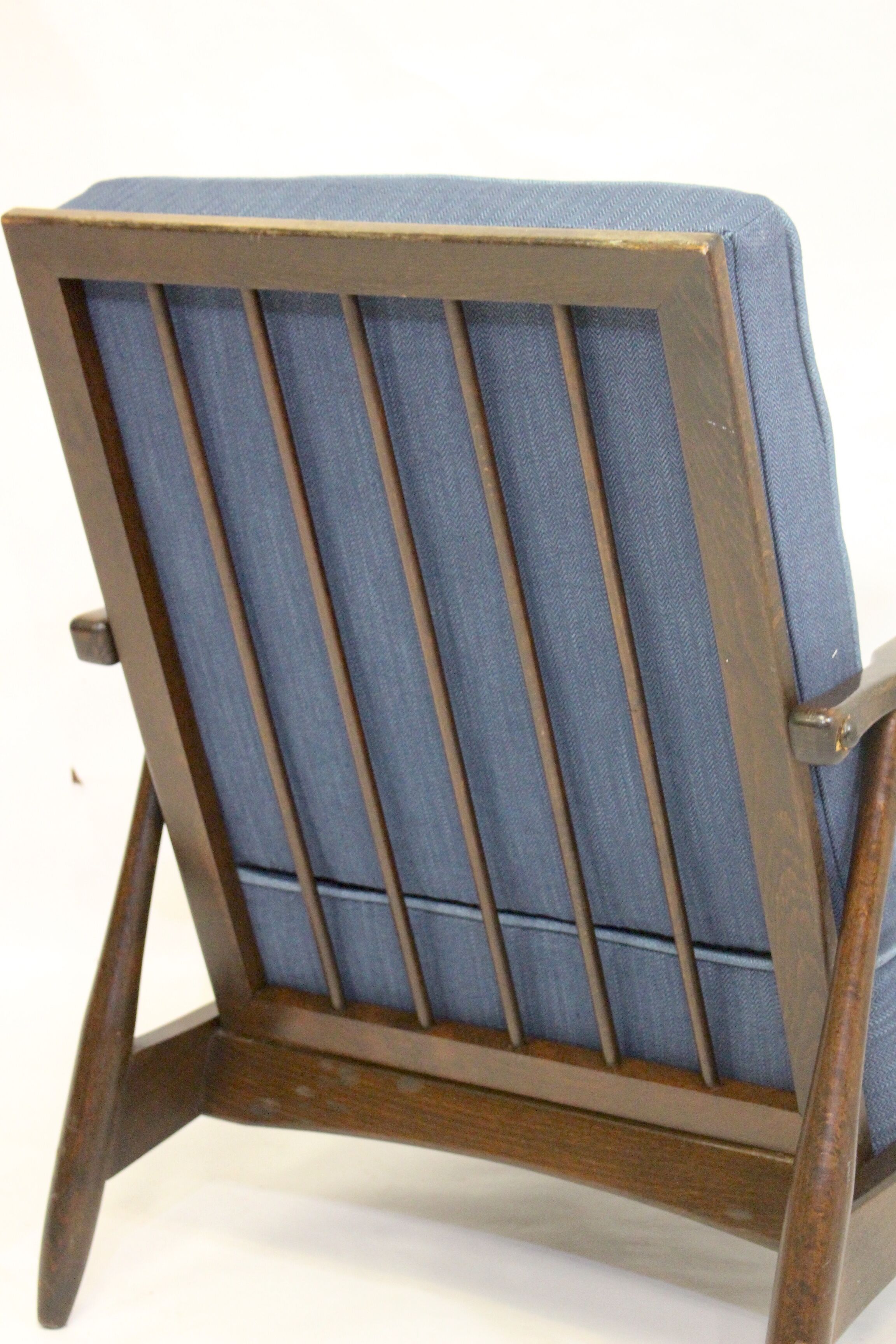 Fauteuil scandinave 1960 tissu bleu foncé effet chevron retapissé