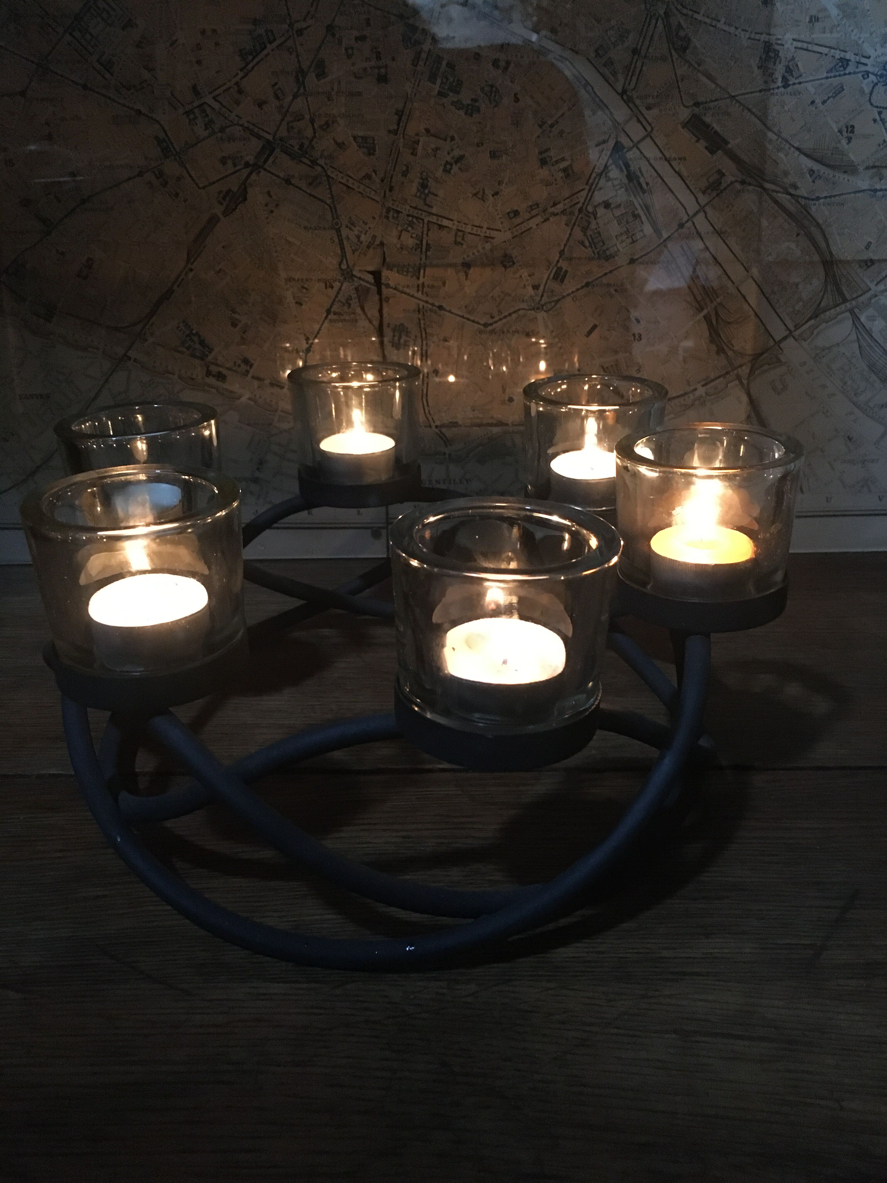 Metal crown photophore