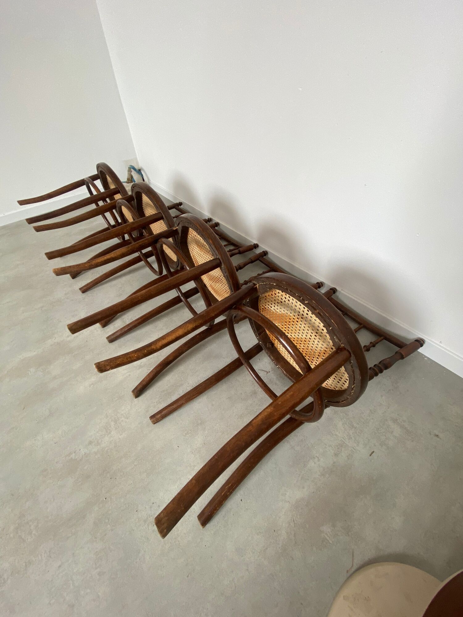 4 anciennes chaises de bistrot début 19 eme Josef Hoffmann bois cannage