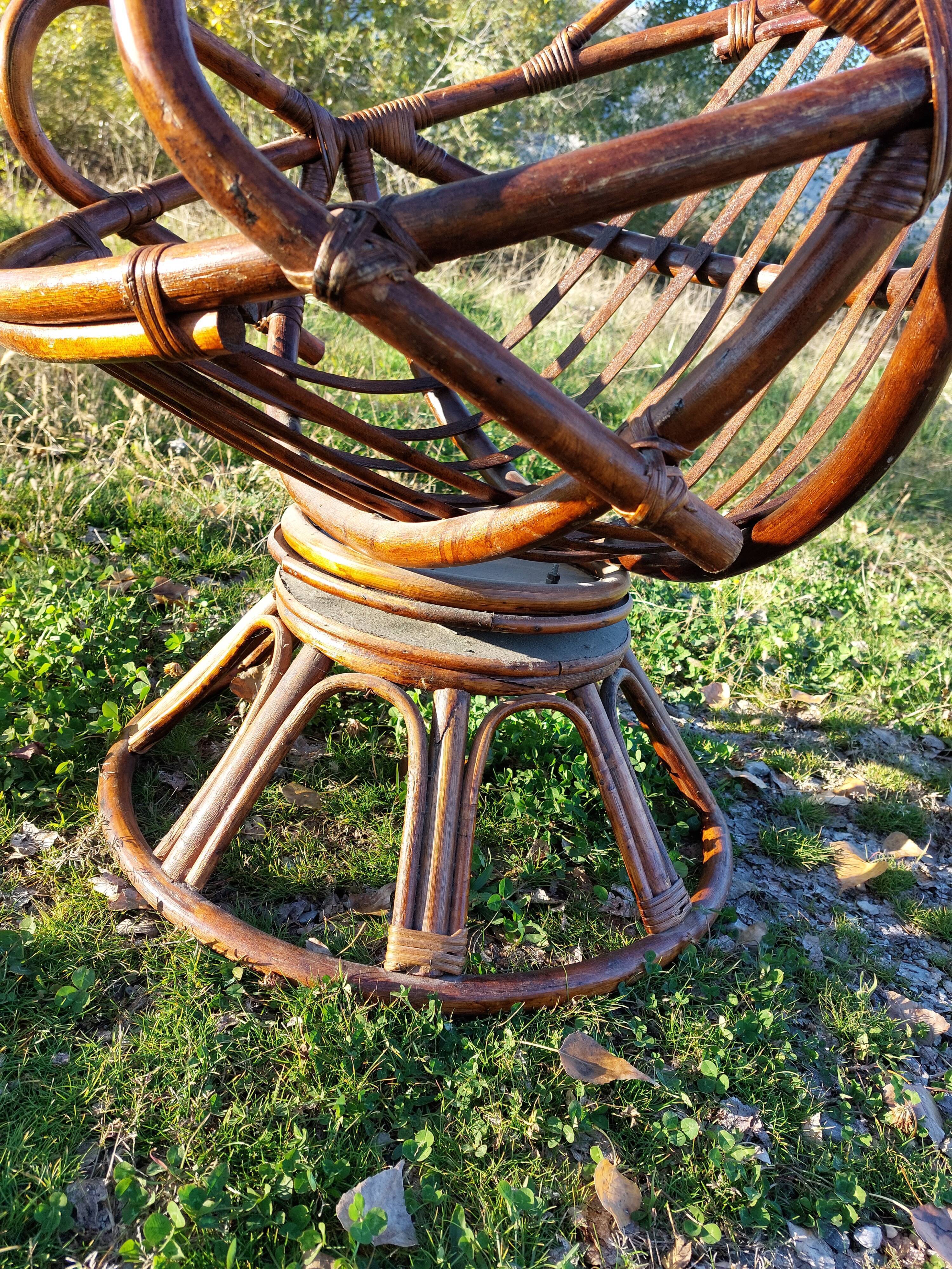 Fauteuil vintage pivotant en bambou et rotin