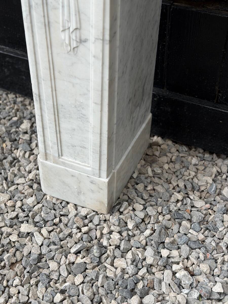 Louis XVI fireplace in Carrara marble, 18th century