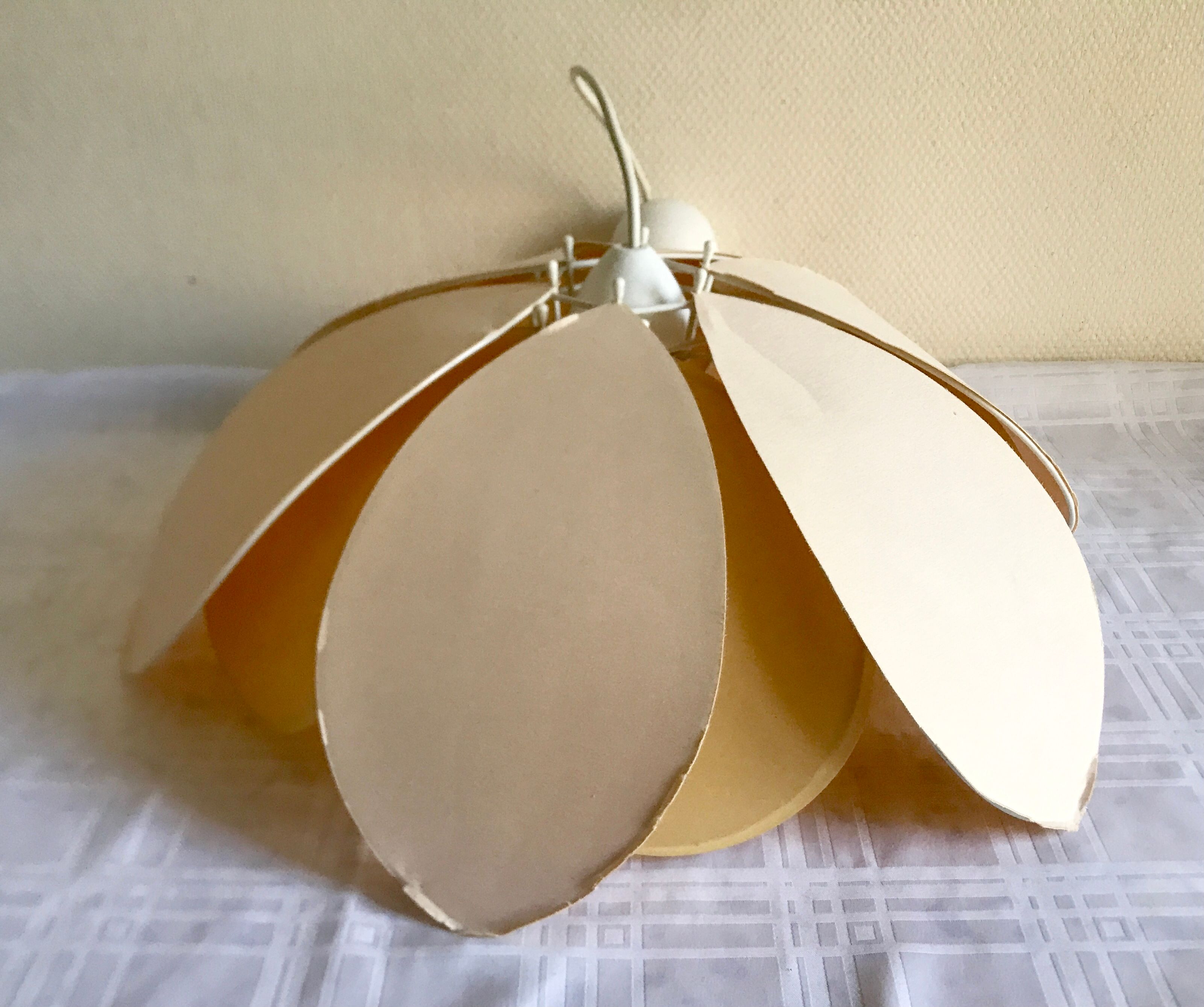 Suspension flower petals