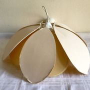 Suspension flower petals