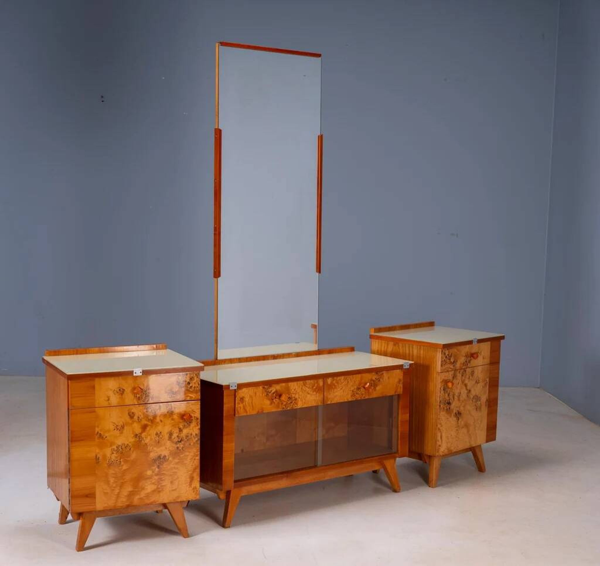 Coiffeuse vintage avec placage de noyer, grand miroir et armoires de rangement.
