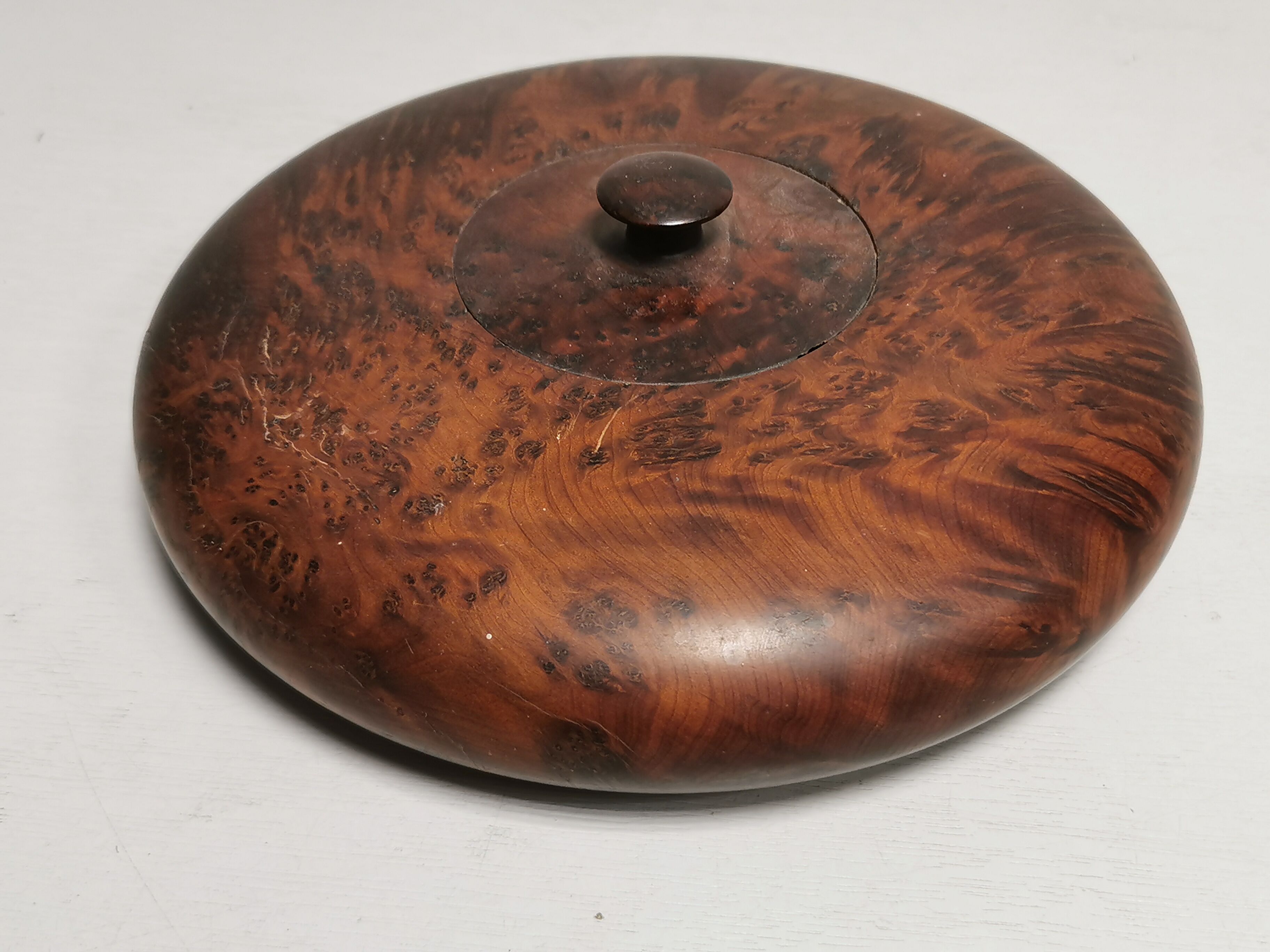 Boite ancienne ronde en loupe d'orme ou thuya