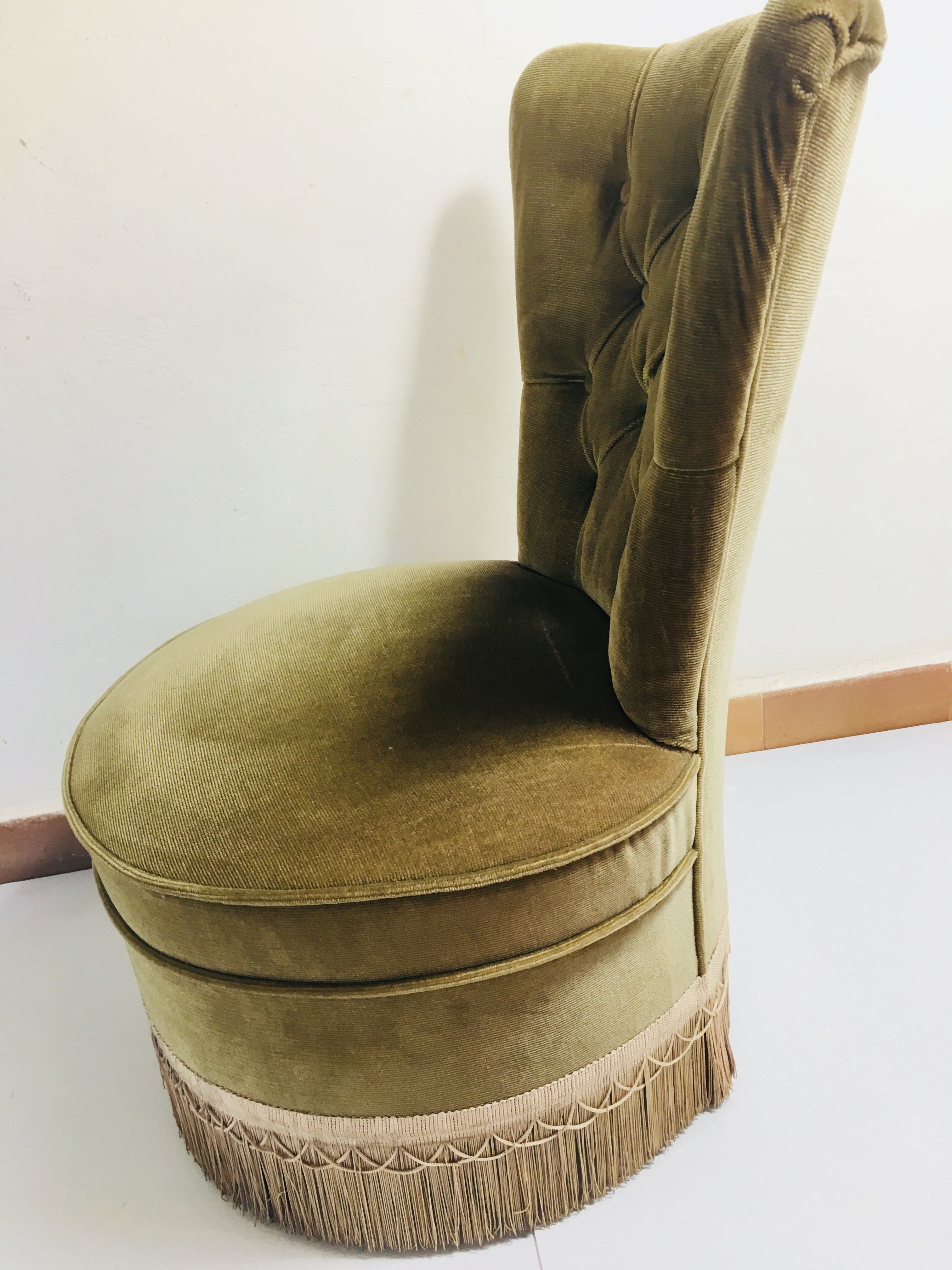 Fauteuil crapaud vintage à frange