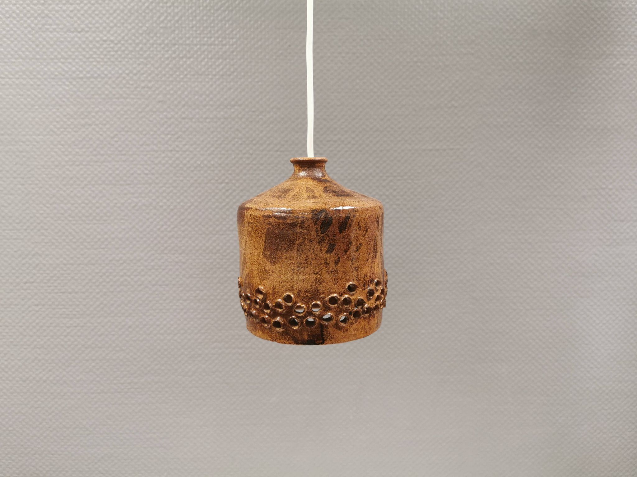 Petite lampe pendante en céramique, danoise, des années 1970-80, dans des tons terre.