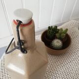 Bouteille en grès hexagonale