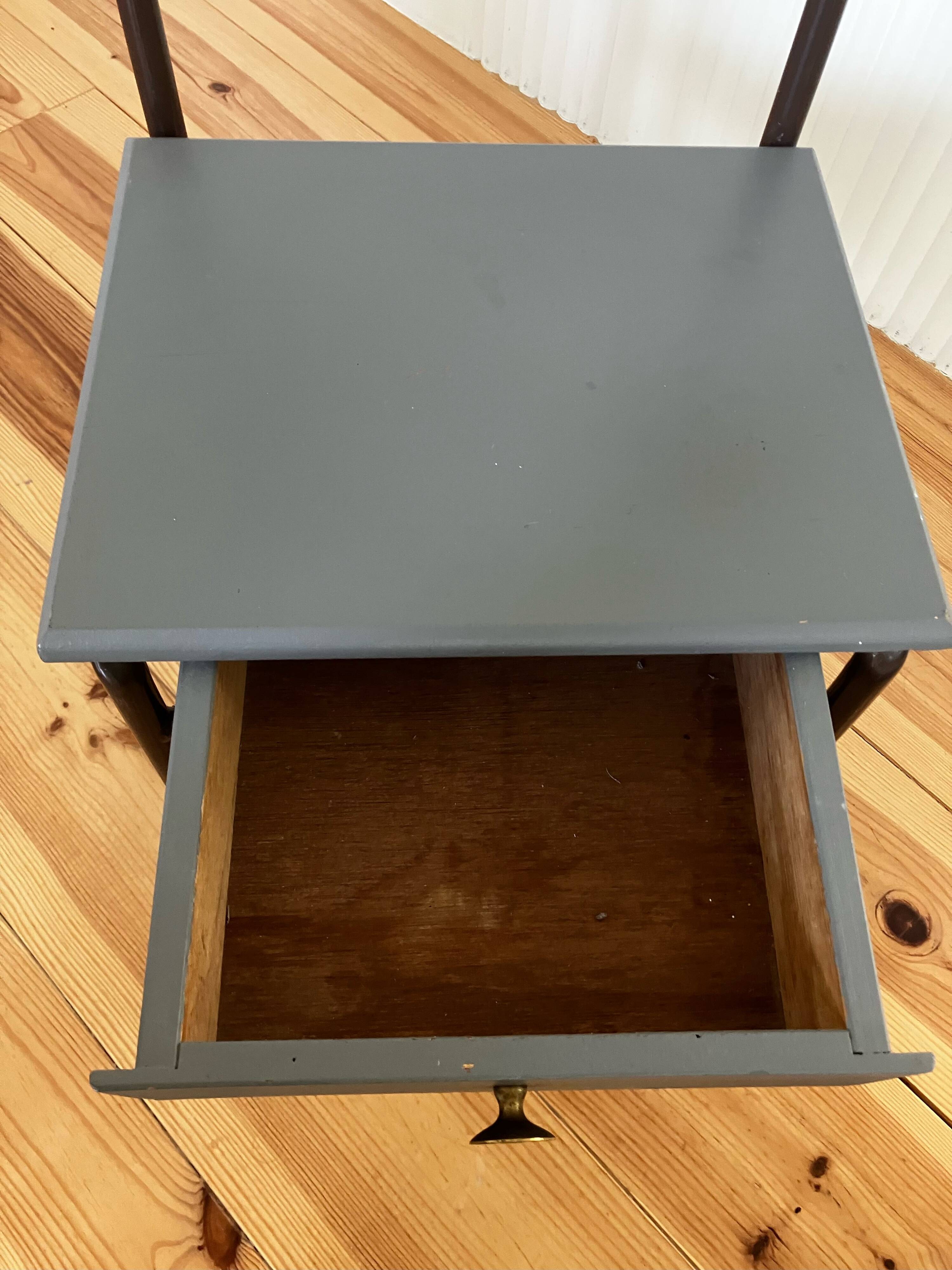 Table de chevet d'internat