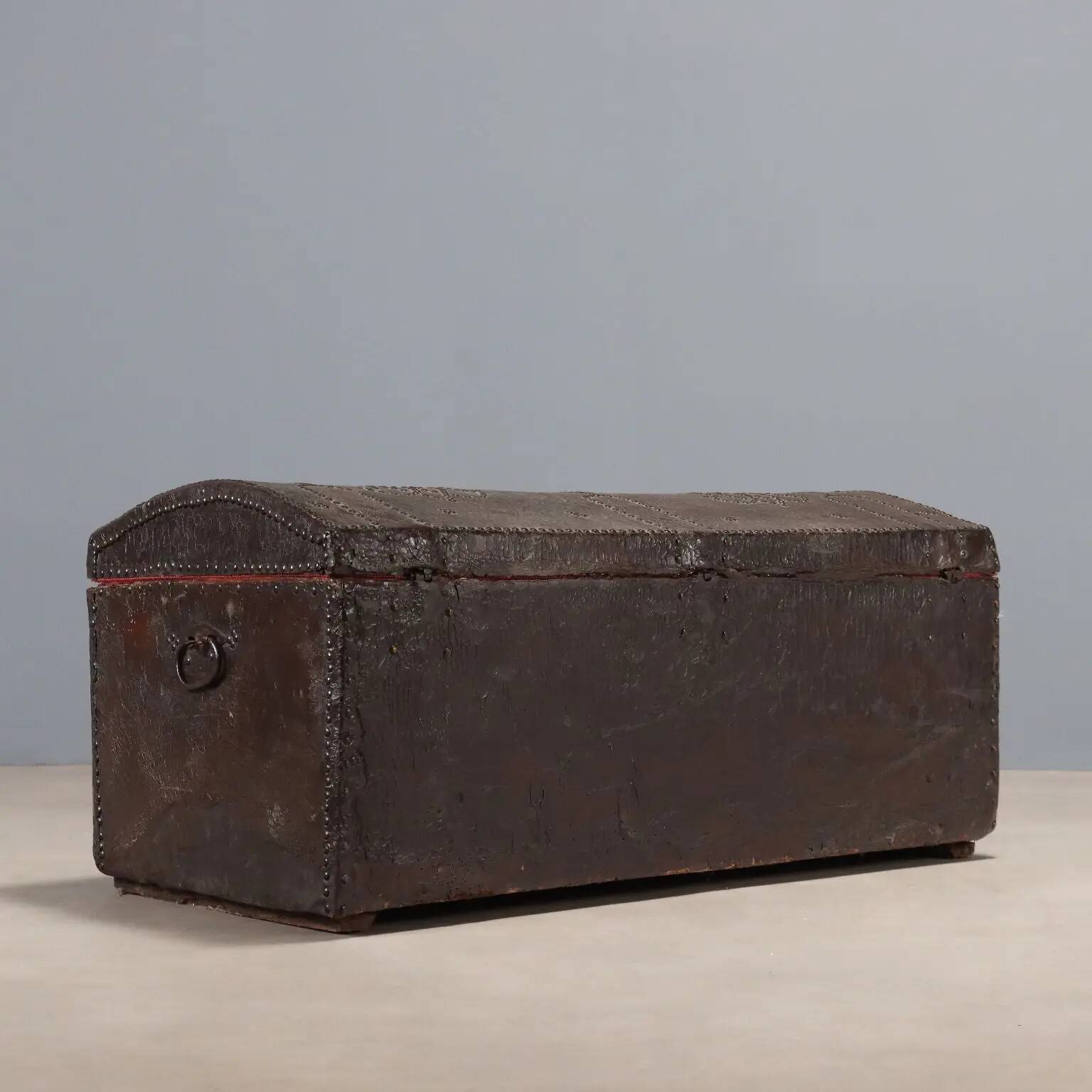 Malle ancienne en cuir avec clous, Espagne, XVIIIe siècle