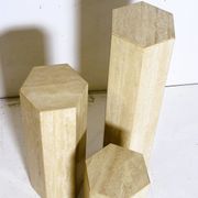 Ensemble de 3 colonnes ou piédestaux hexagonaux en travertin années 70