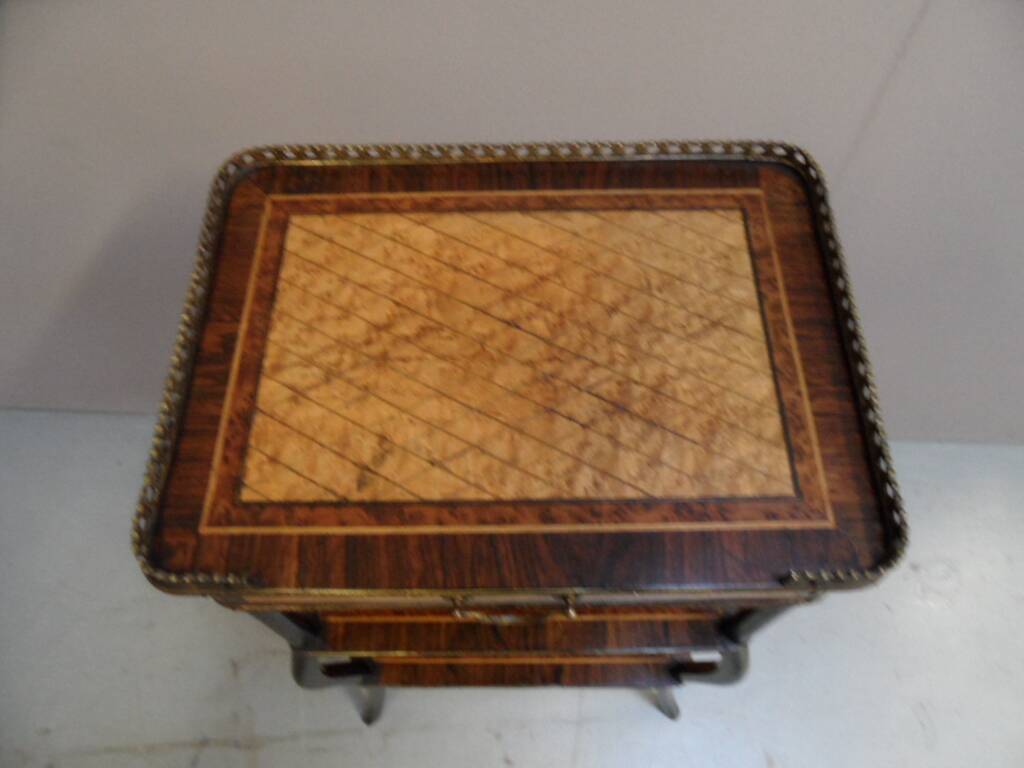 Table d'appoint antique Napoléon 3 avec marqueterie