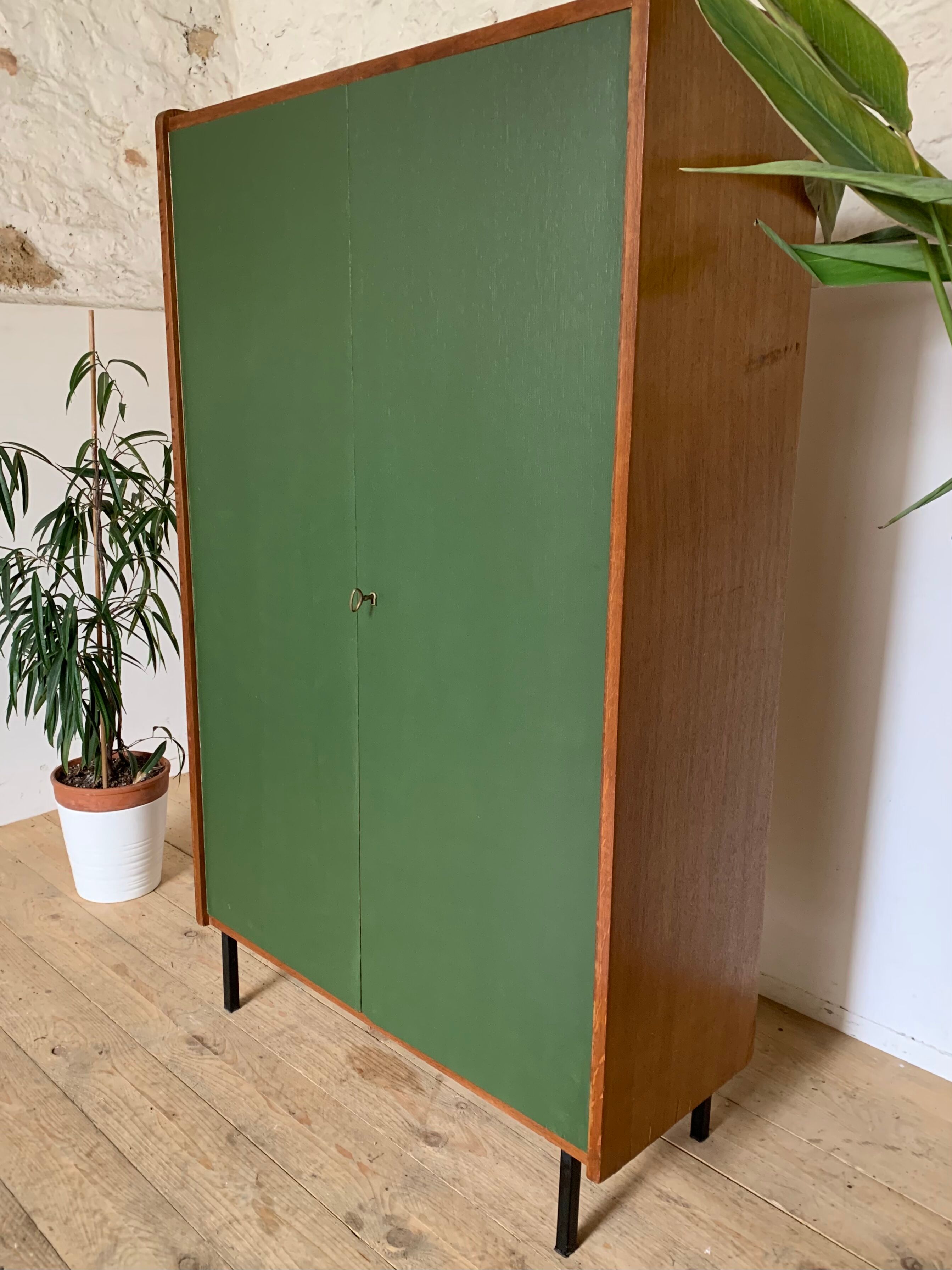 Armoire verte en chêne vintage