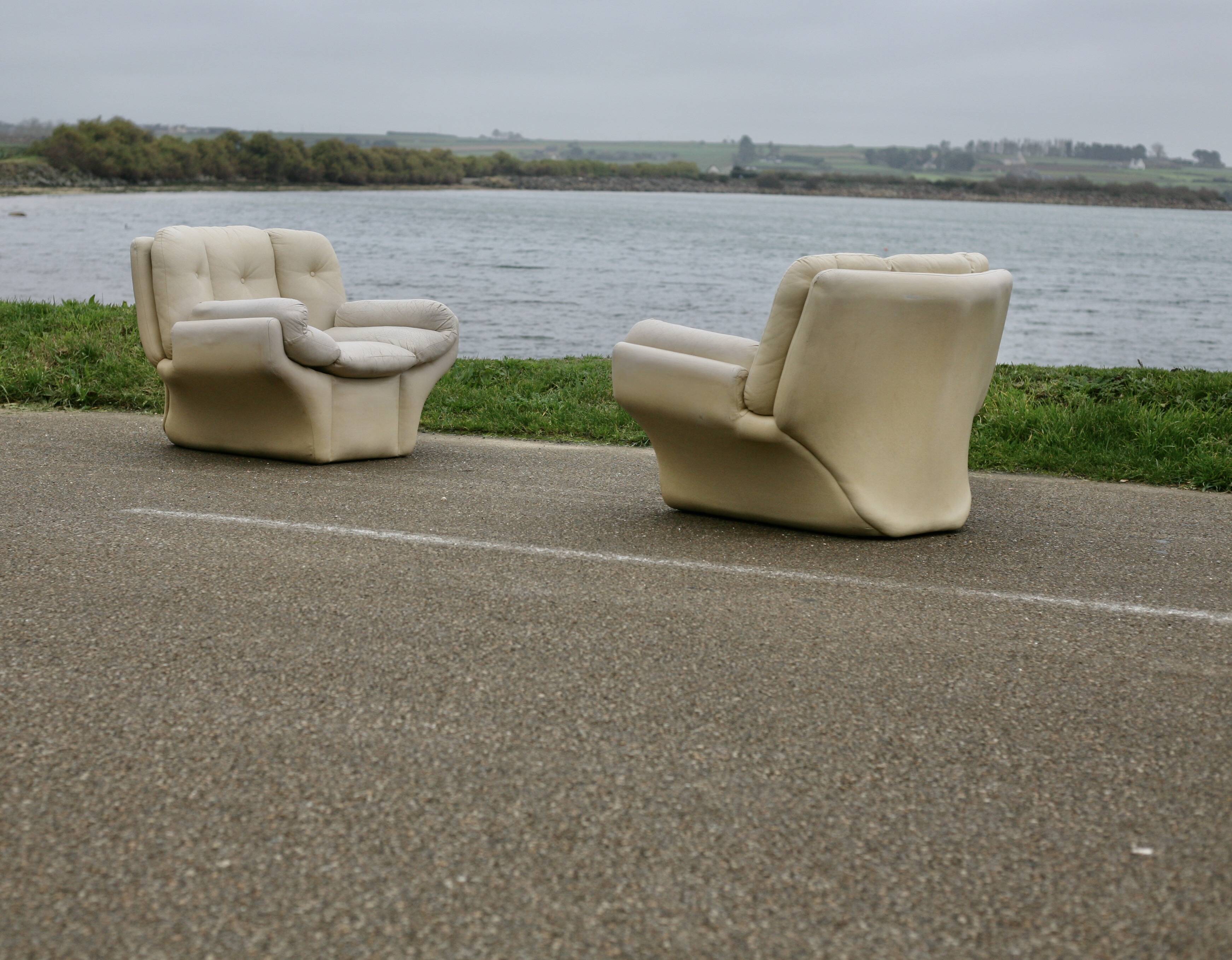 Pair of leather “space age” armchairs. Cream colour". Circa 1970.