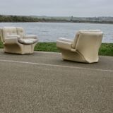Paire de fauteuils "space age" en cuir. Couleur "crème". Circa 1970.